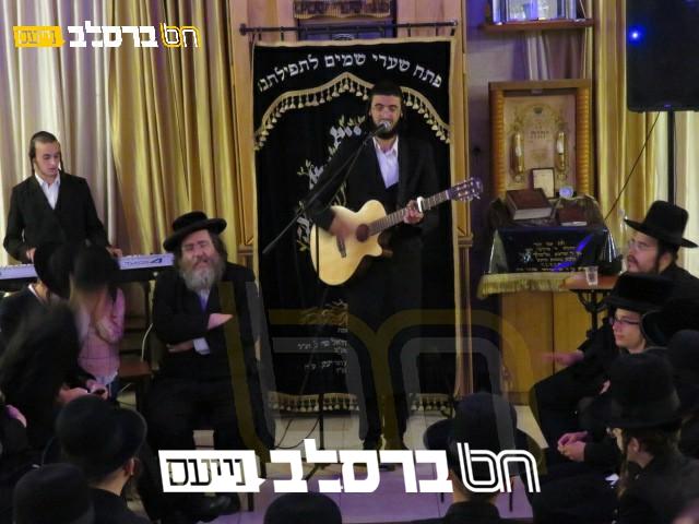 חבורת 'חיי נצח' עם סינגל מרגש: אִיךְ וִויל פָארְן צוּ דִּיר מַיין רֶבֶּ'ה | צפו