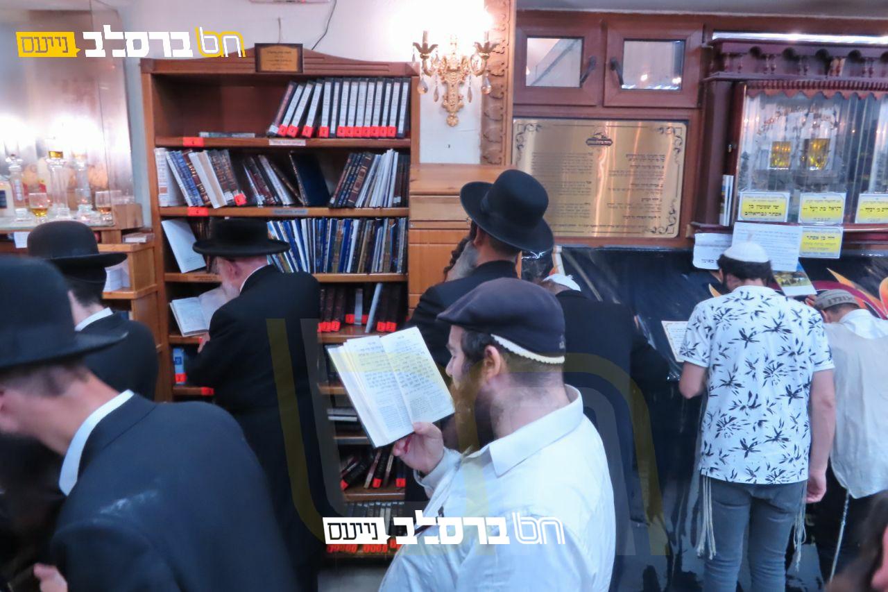 כִּי שָׁם חֶלְקַת מְחֹקֵק • שביבים של רגש ואור באומן