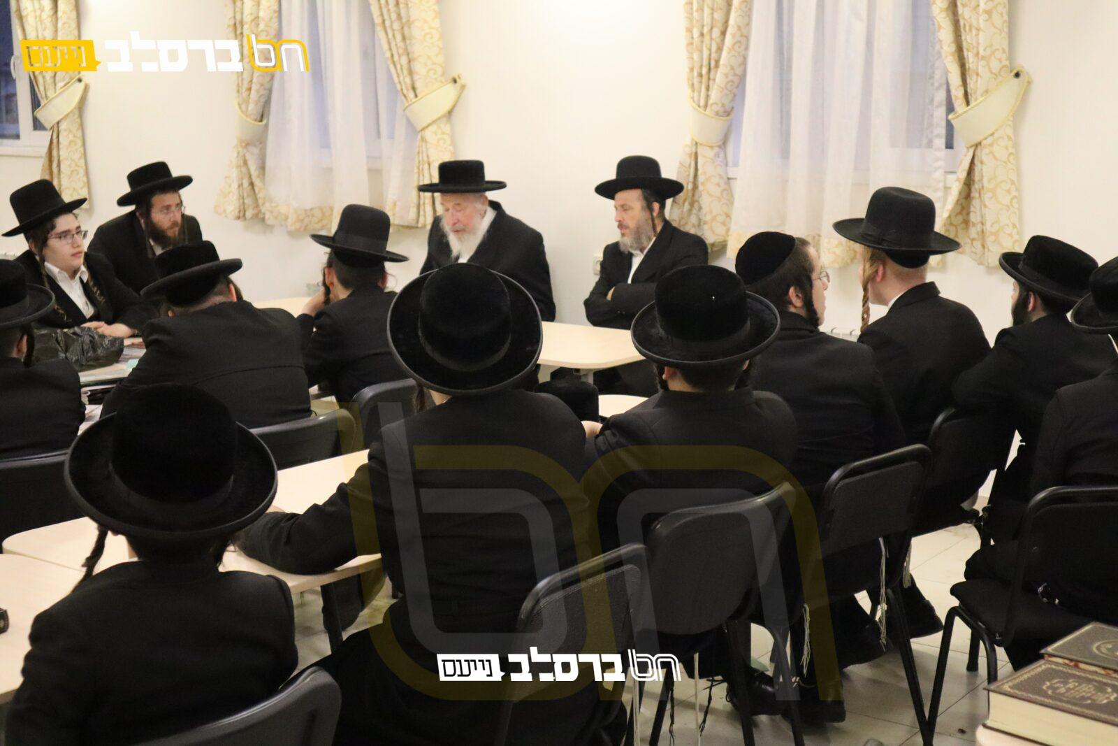 אומן • הגר"מ קרמר בביקור בישיבת ברסלב "זכרון אלעזר" | האזינו