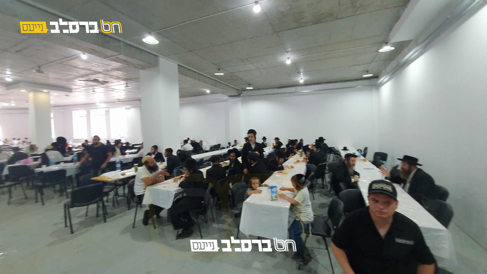 הכנסת אורחים פעדער: פתח את שעריו לסעודת 'פת שחרית'