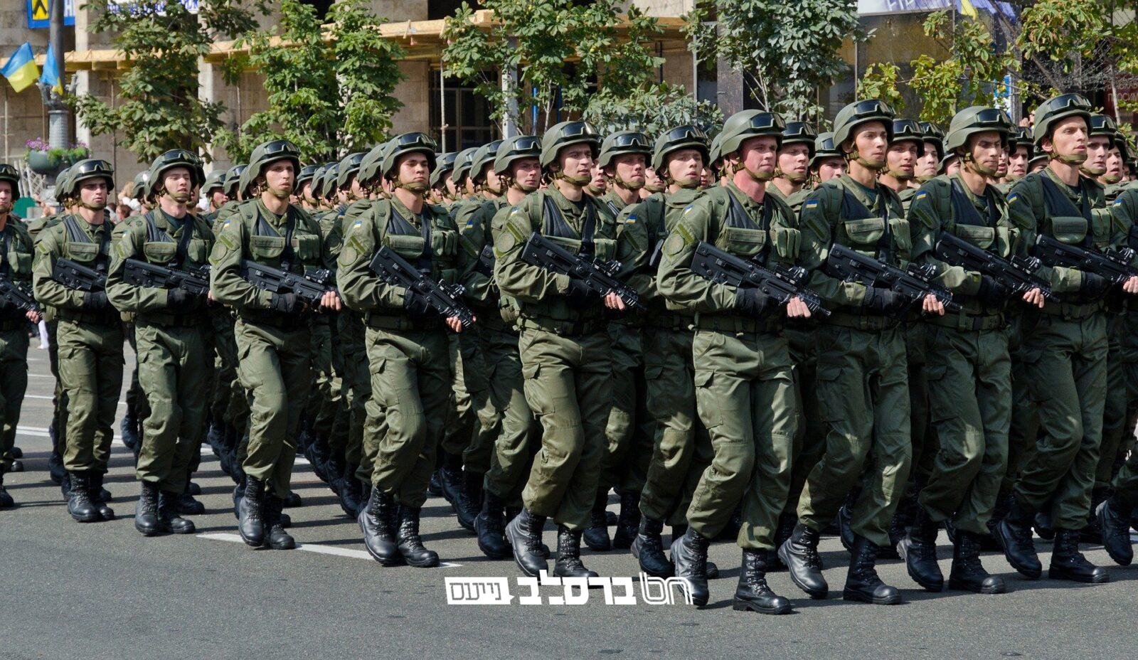 משפיע על אומן? • פוטין הציב מאה אלף חיילים בגבול אוקראינה