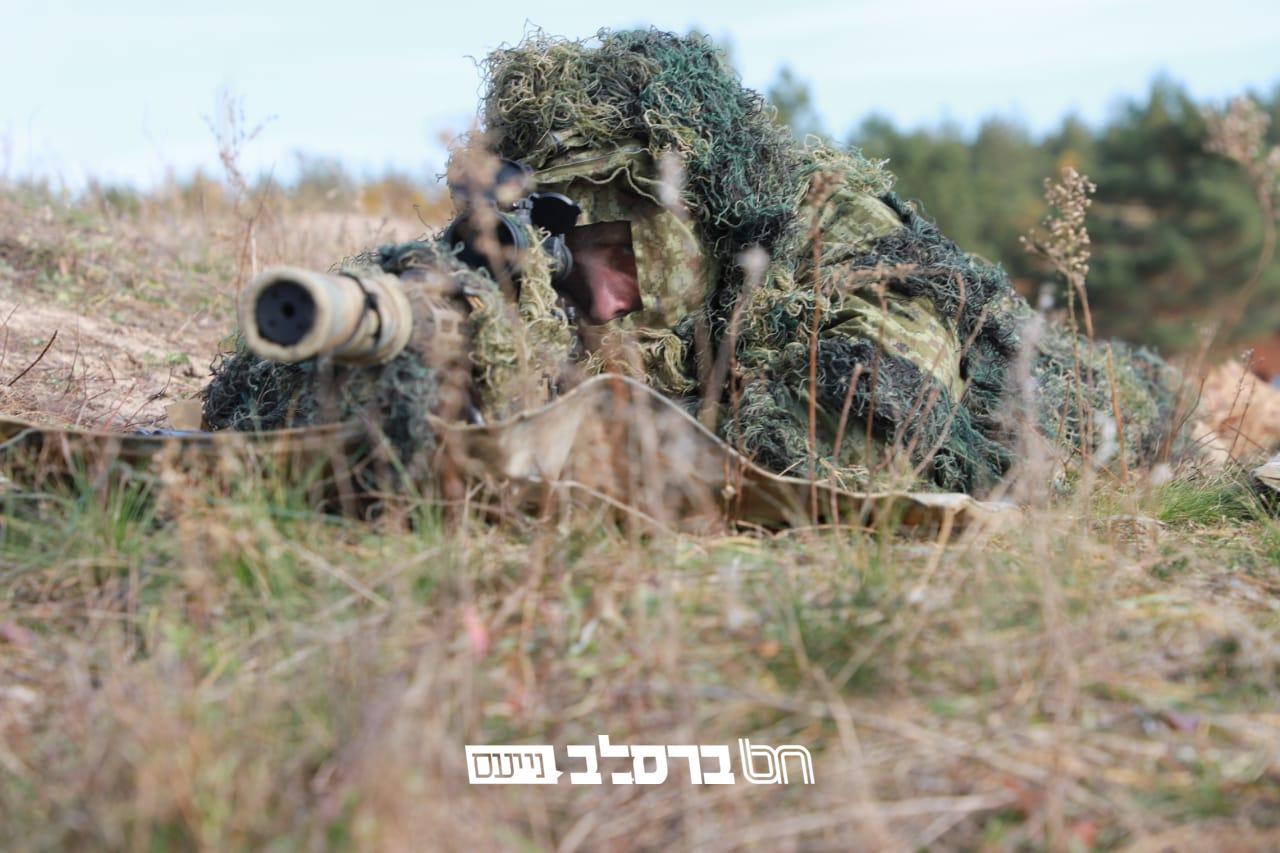 משפיע על אומן? • פוטין הציב מאה אלף חיילים בגבול אוקראינה