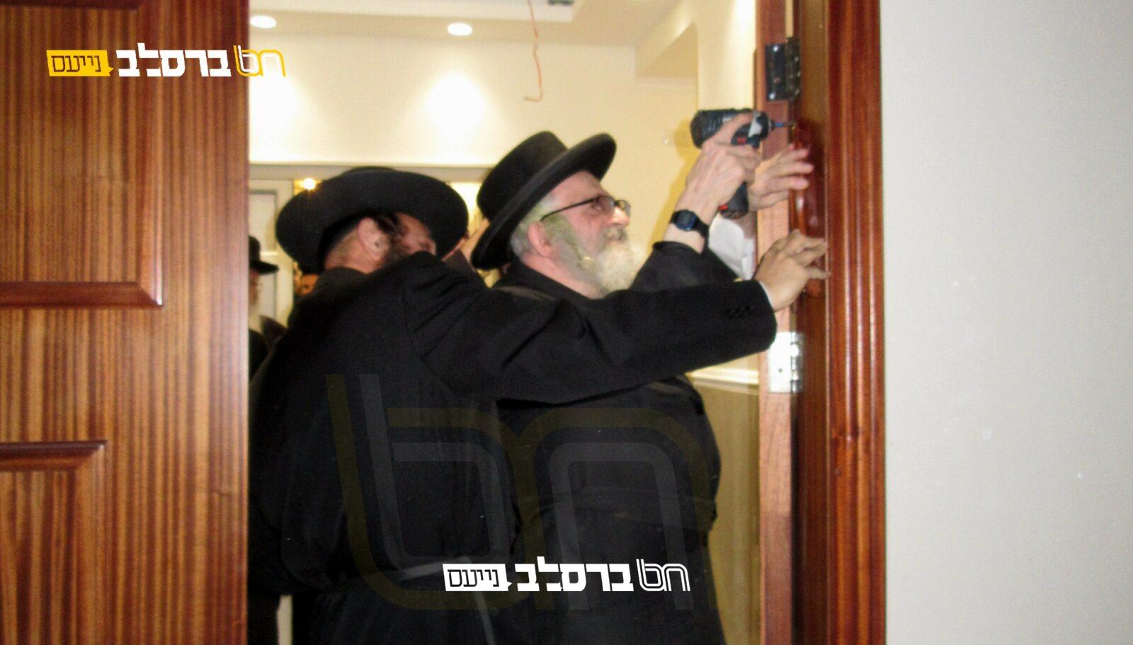 עמנואל • מעמד קביעת מזוזה בראשות הרה"צ הגר"ש שפירא