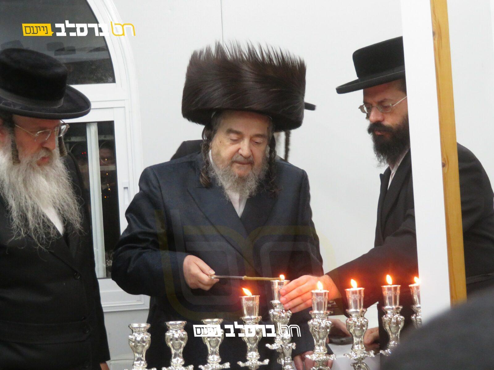 חנוכה • הגרי"מ שכטער בהדלקת נר חנוכה