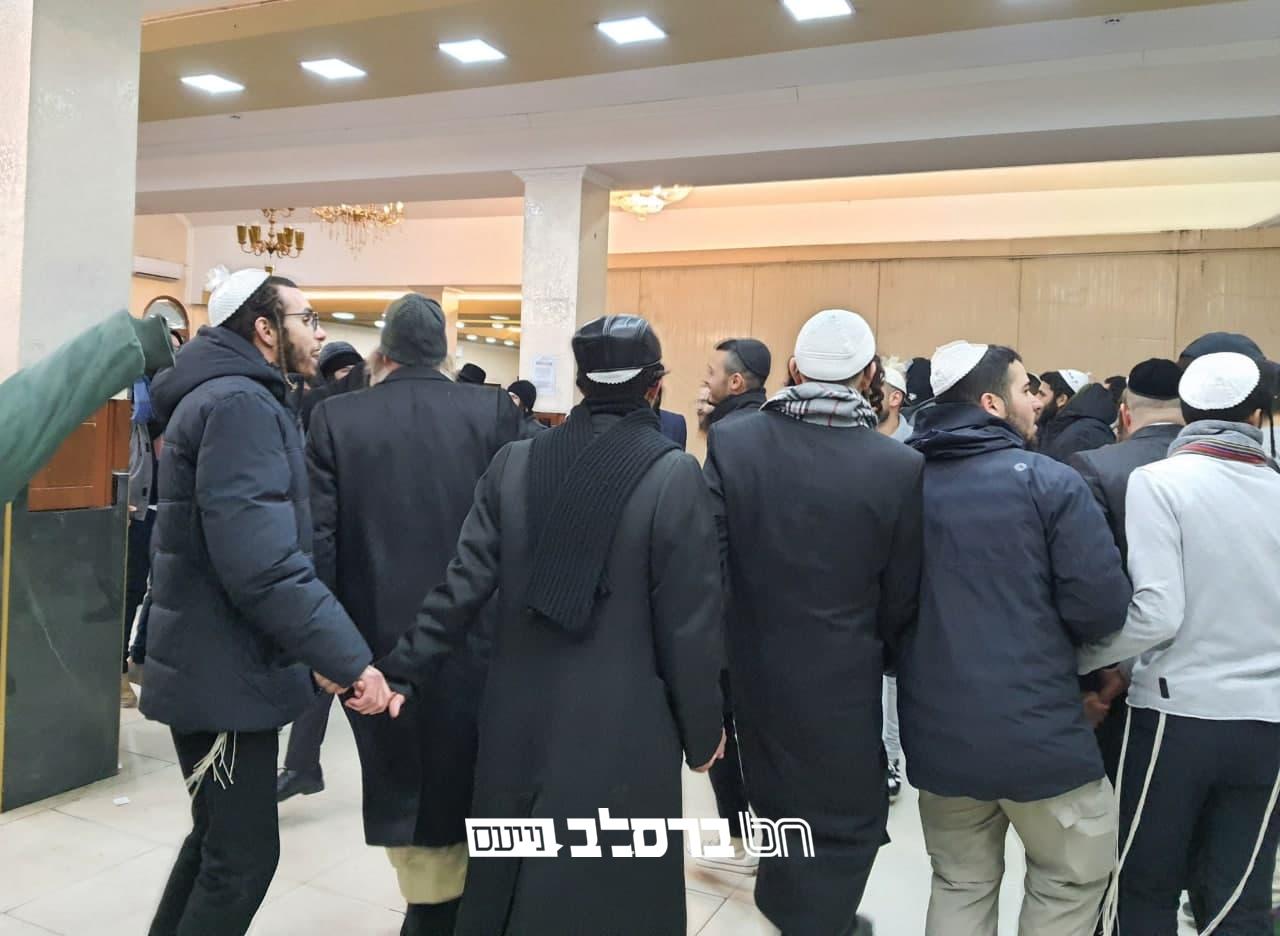 שבת חנוכה באומן • אלפים מאנ"ש עלו לאומן • צפו