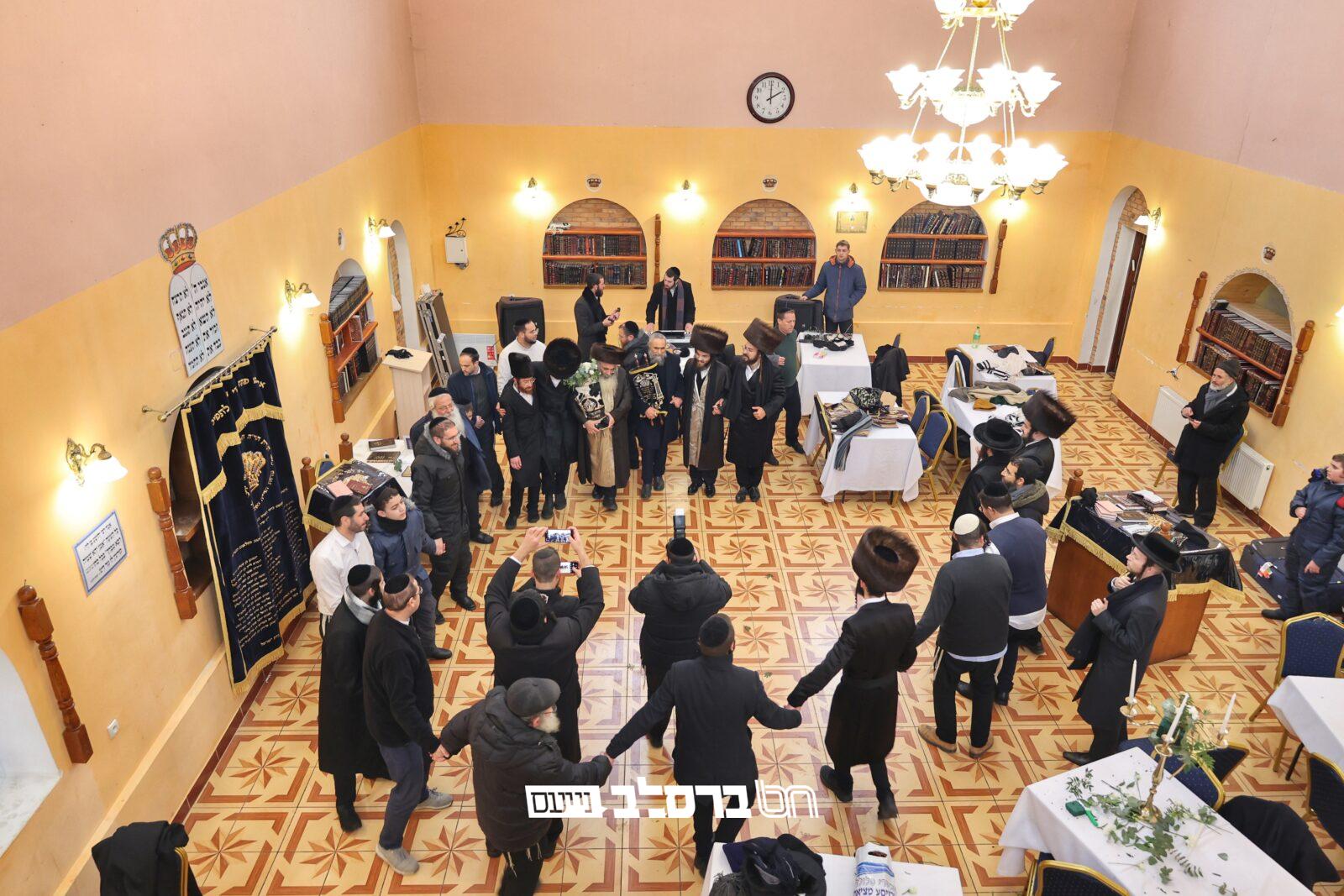 אוקראינה • משפחות 'אסון מירון' במסע קברי צדיקים, והכנסת ס"ת | צפו