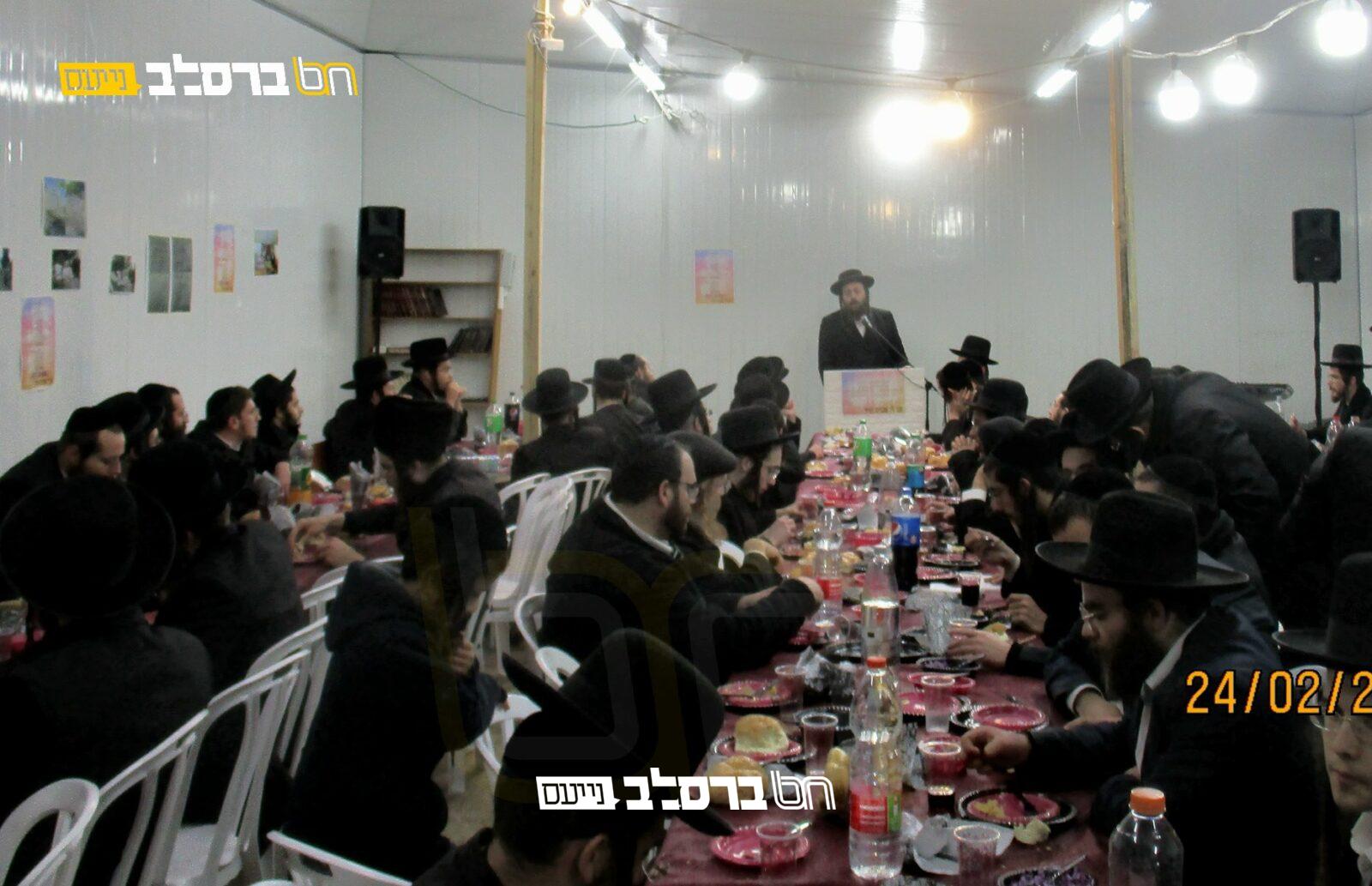 לִקְבוֹעַ מְזוּזָה • קביעת מזוזה ב'אור הצדיק' צפת