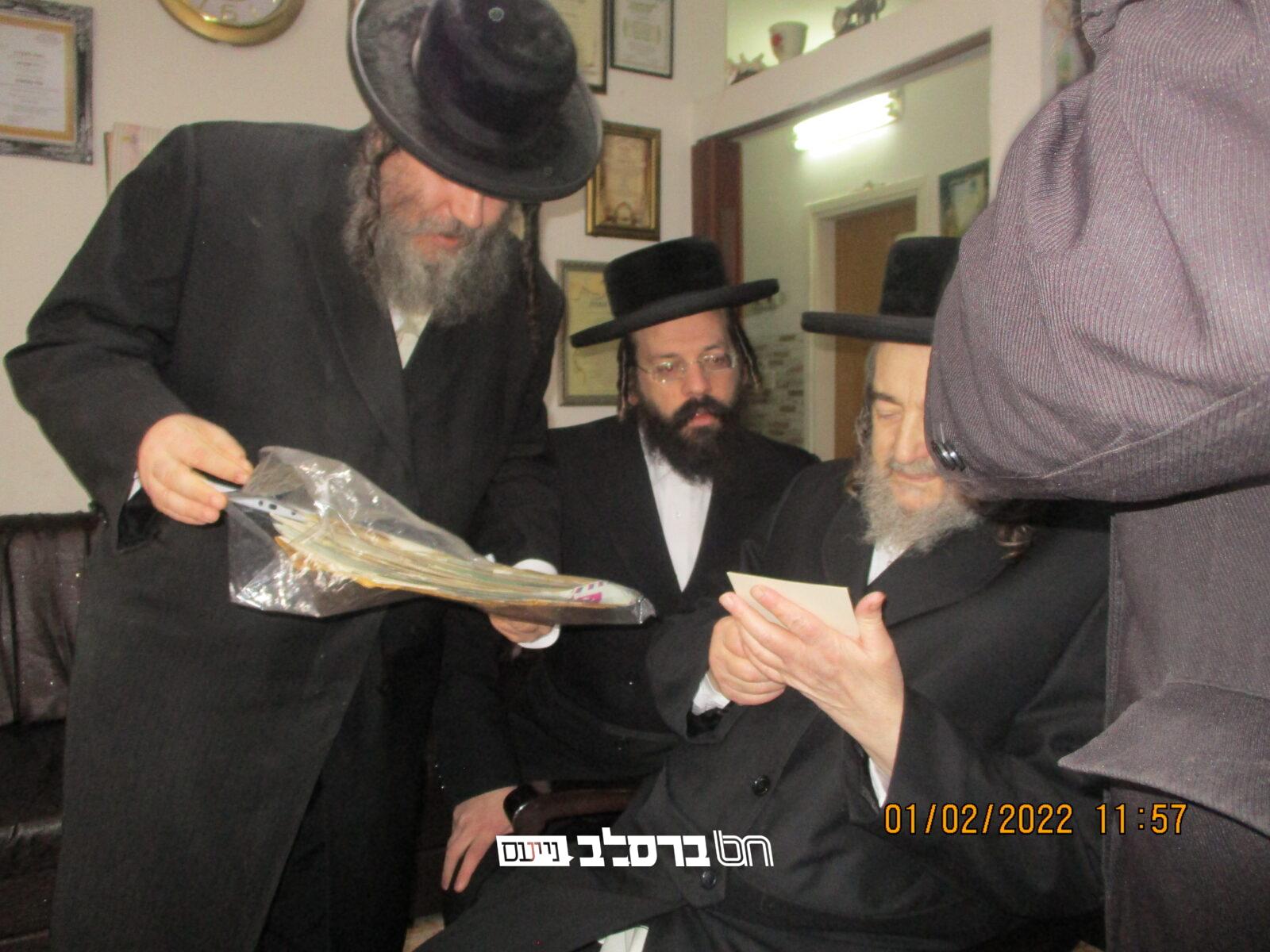 ניחום אבלים • הגרי"מ שכטער אצל משפחת אייזנברגר | צפו