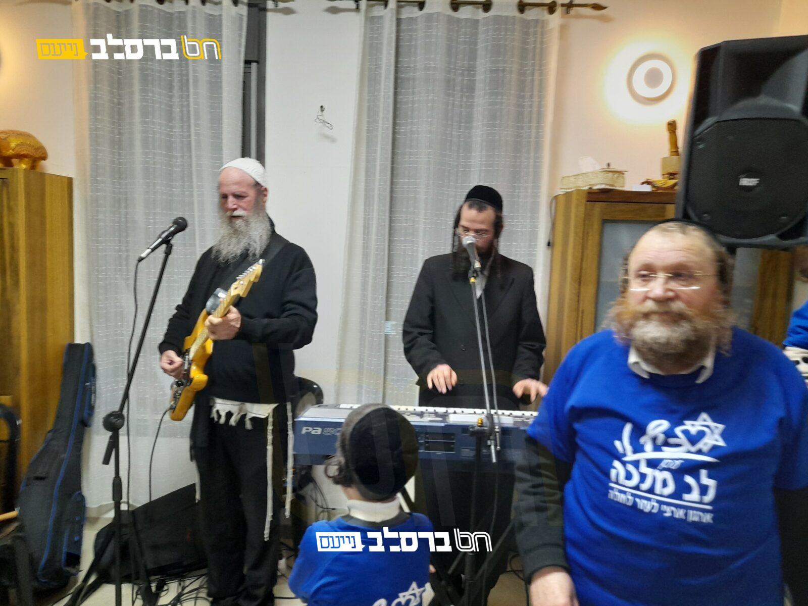 'רְפוּאָה גְּדוֹלָה' • הרב ישראל דגן ובנו ר' דוד משמחים חולים