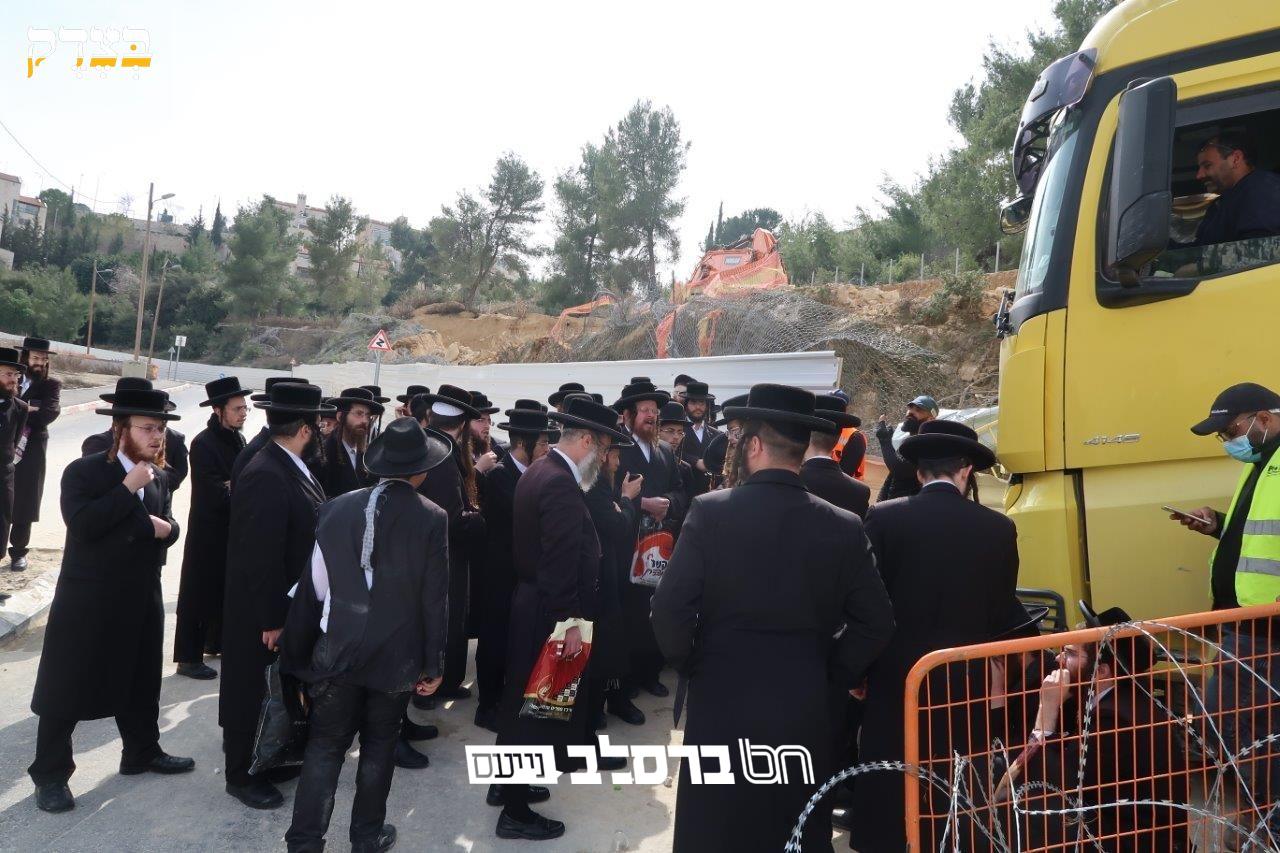 'קרן אור' • מחאה נגד חילול קברים בגילה