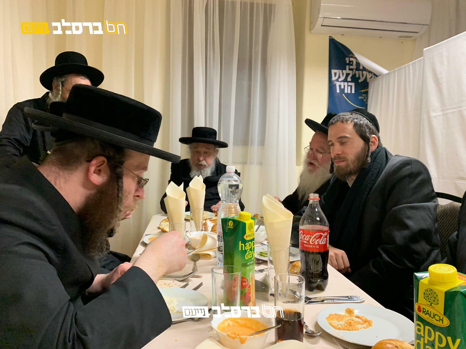 קערעסטיר • הגר"מ קרמר במעונו של רבי ישעיה'לע