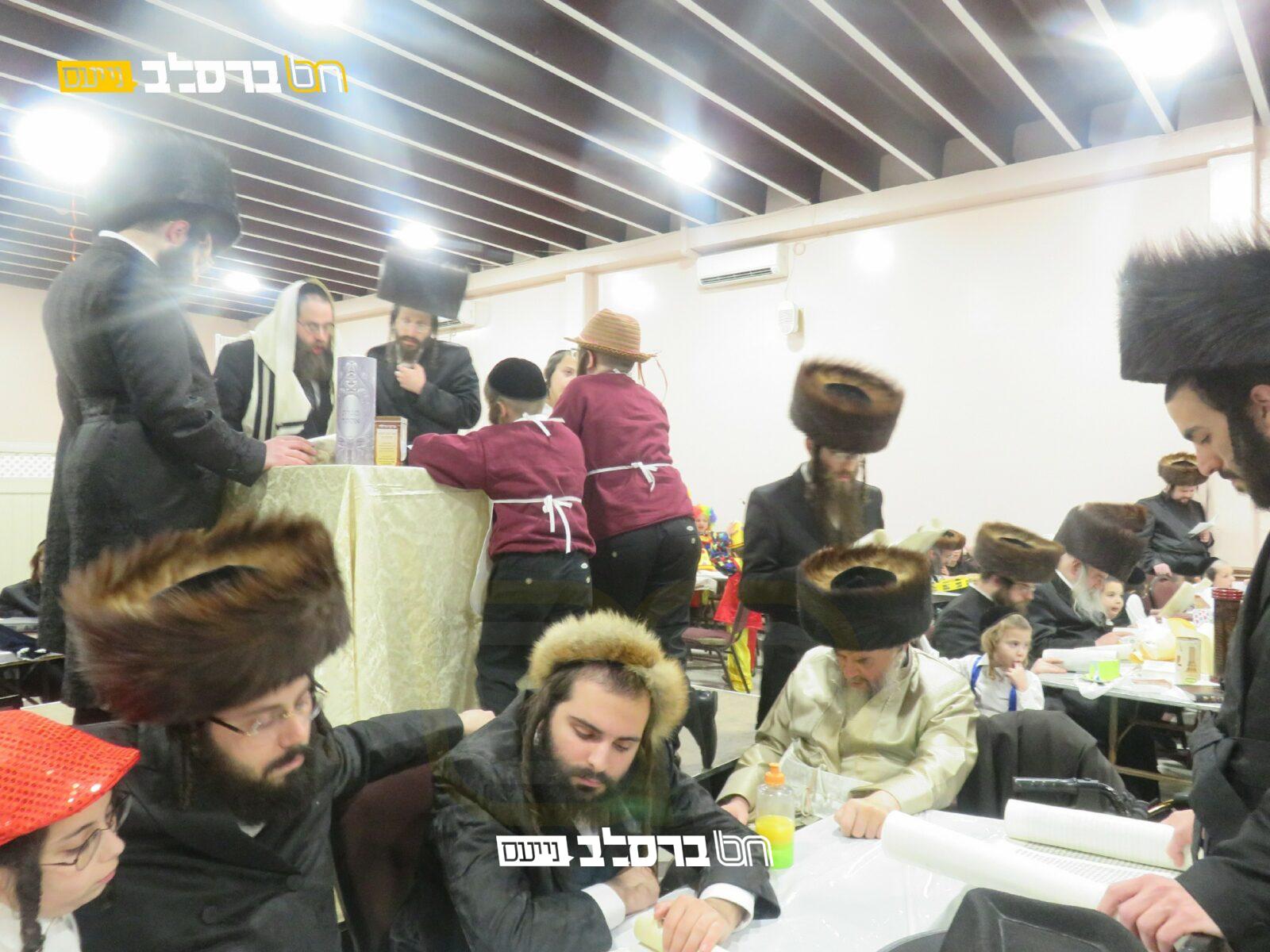 מאנסי • אנ"ש דבית הכנסת 'ברכת הנחל' בשמחת פורים