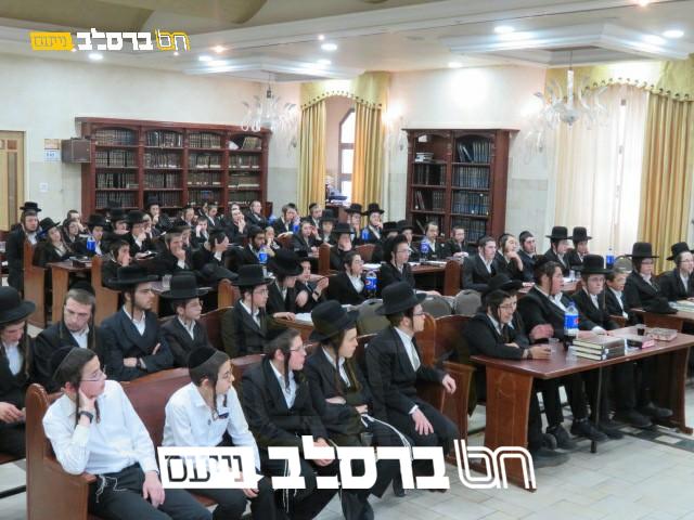 ביתר • חבורת הבחורים 'חיי נצח' בפתיחת ישיבת בין הזמנים ניסן