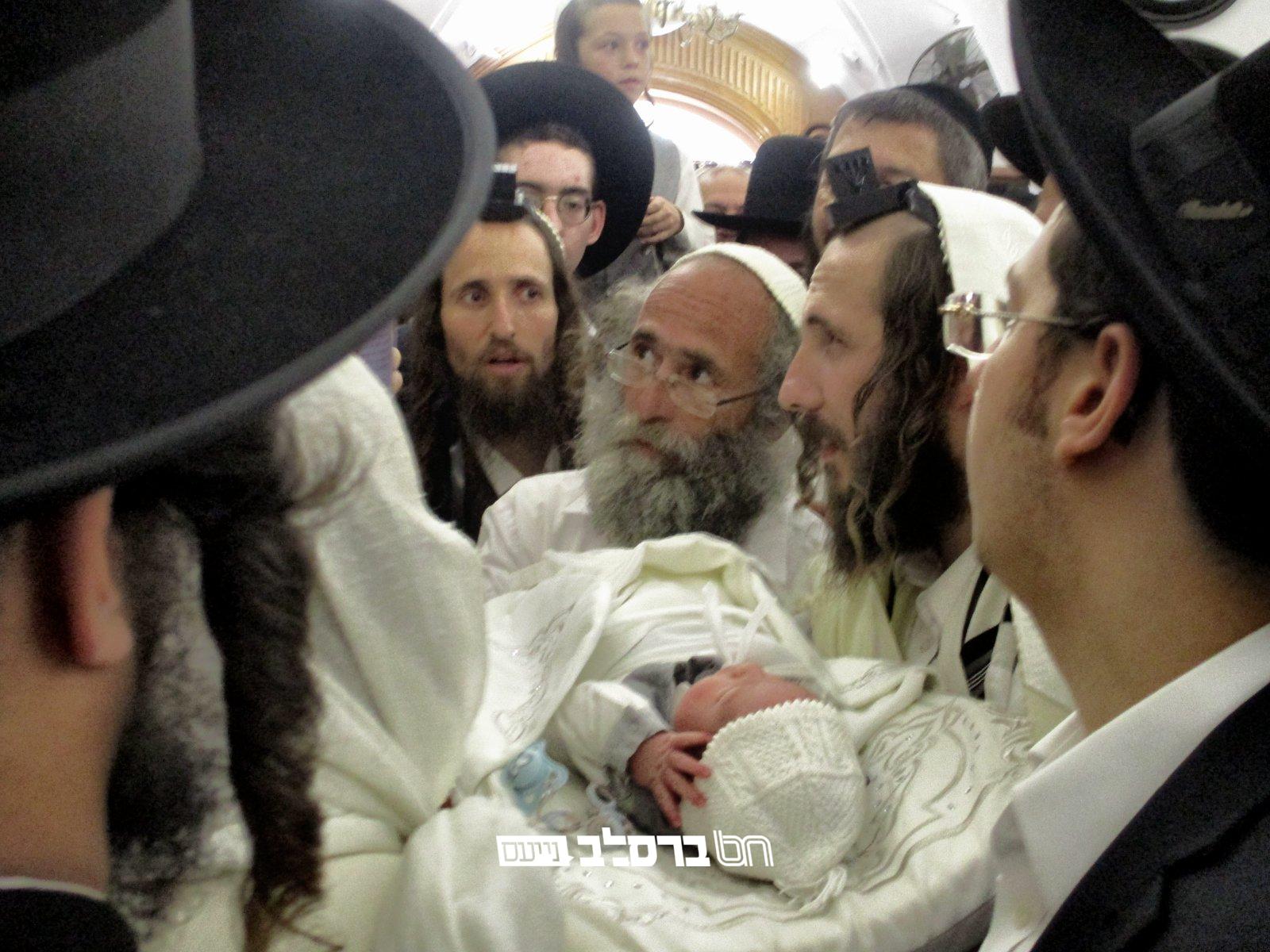 בֶּן שְׁמוֹנַת יָמִים • ברית לבנו של הר"ר נחמן שלום בציון הרשב"י | צפו