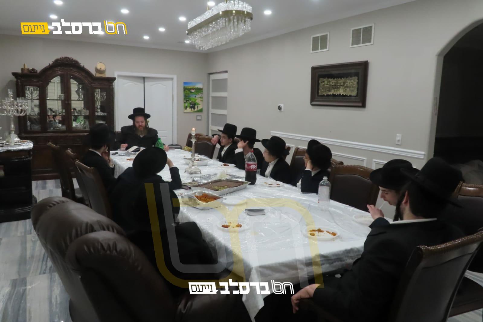 לעיקוואד • חבורת הבחורים עם הרב שלמה הנדלר