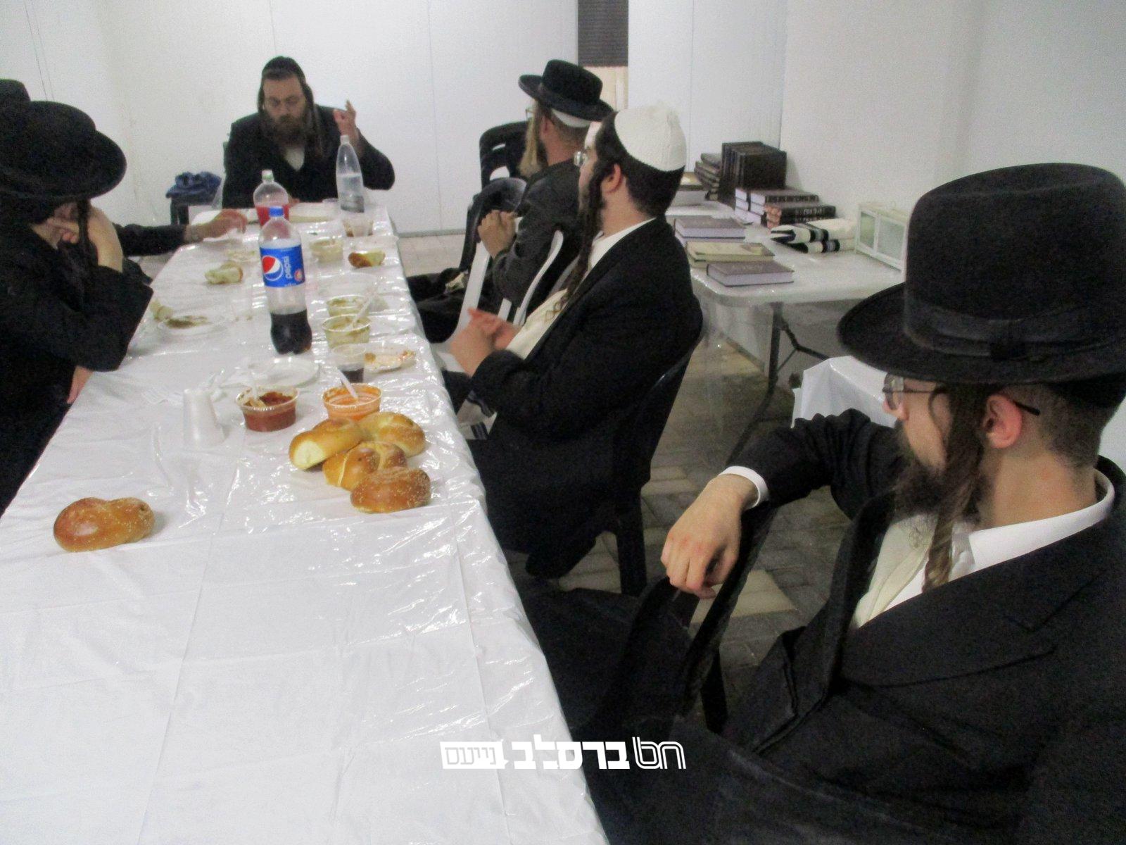 סעודת ר"ח ברמת בית שמש ד' 3 עם הרי"נ אנשין