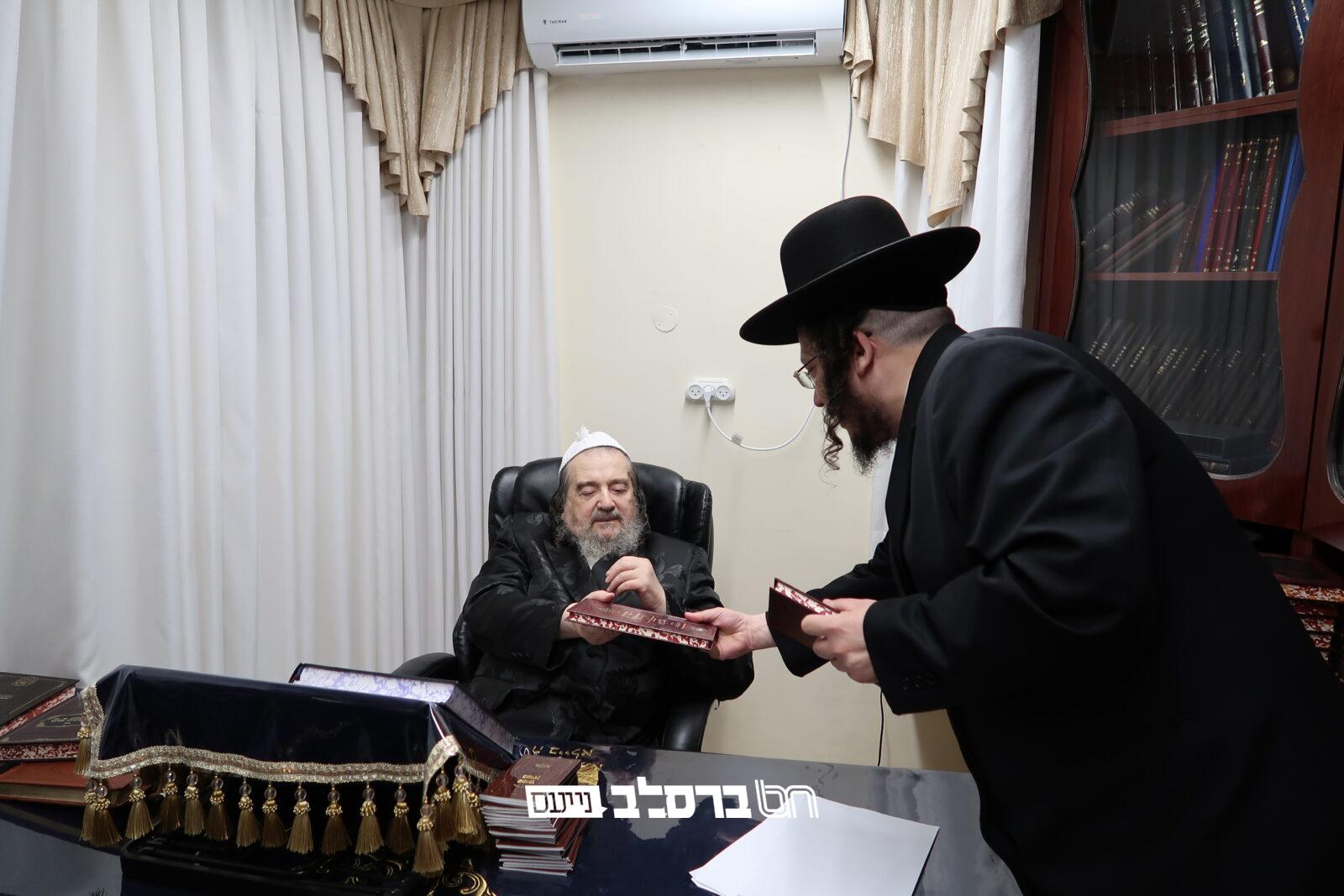 הפצה • שני מלכים בספר אחד! | צפו