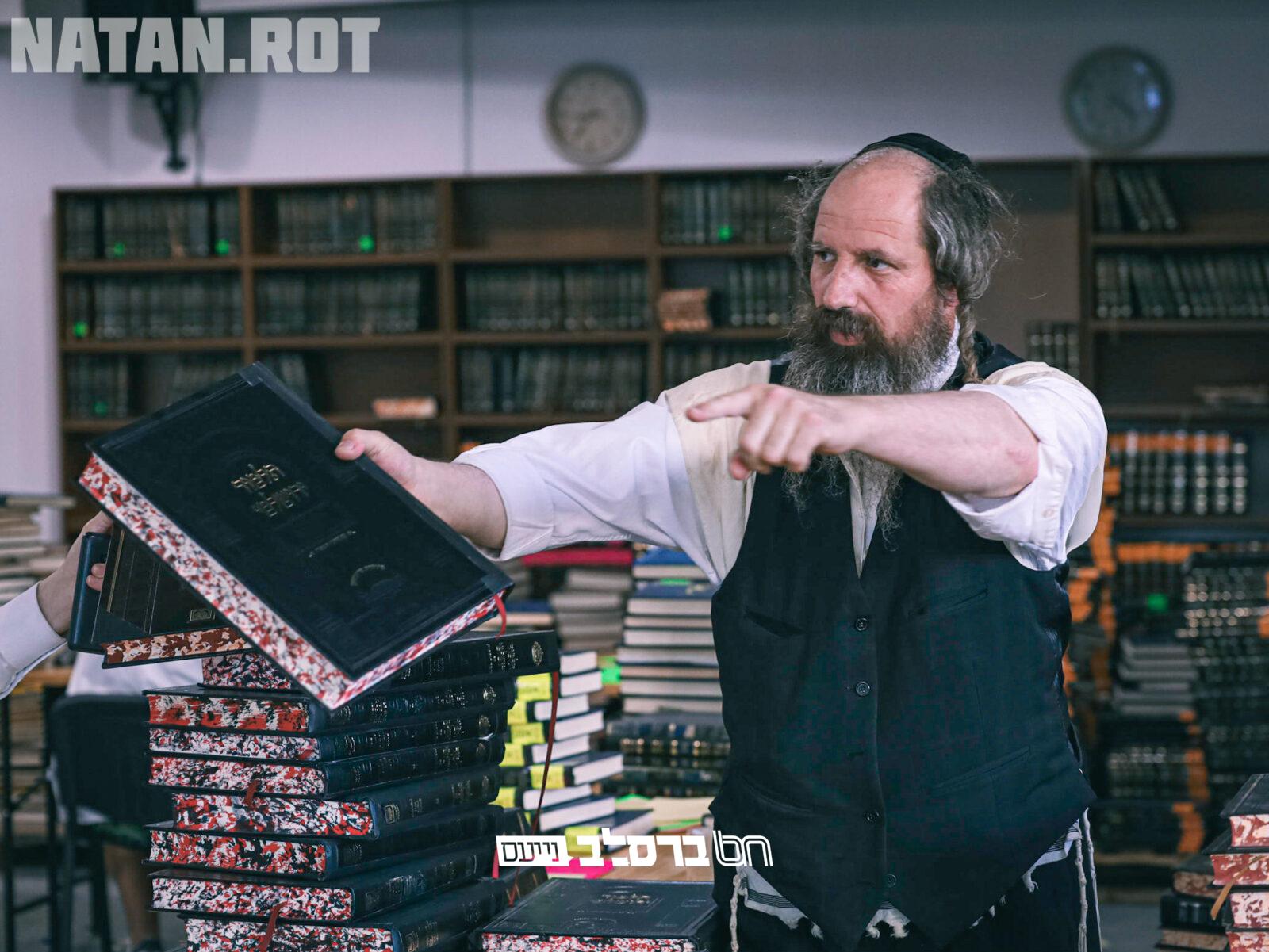 היכל התורה באומן • כריכת 30 אלף ספרי הקודש | גלריה