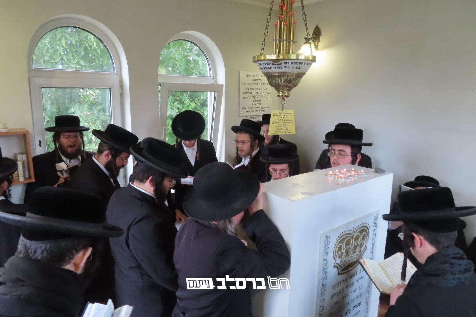 י' אלול • הרה"ק רבי פנחס מקוריץ, אנ"ש על ציונו | צפו