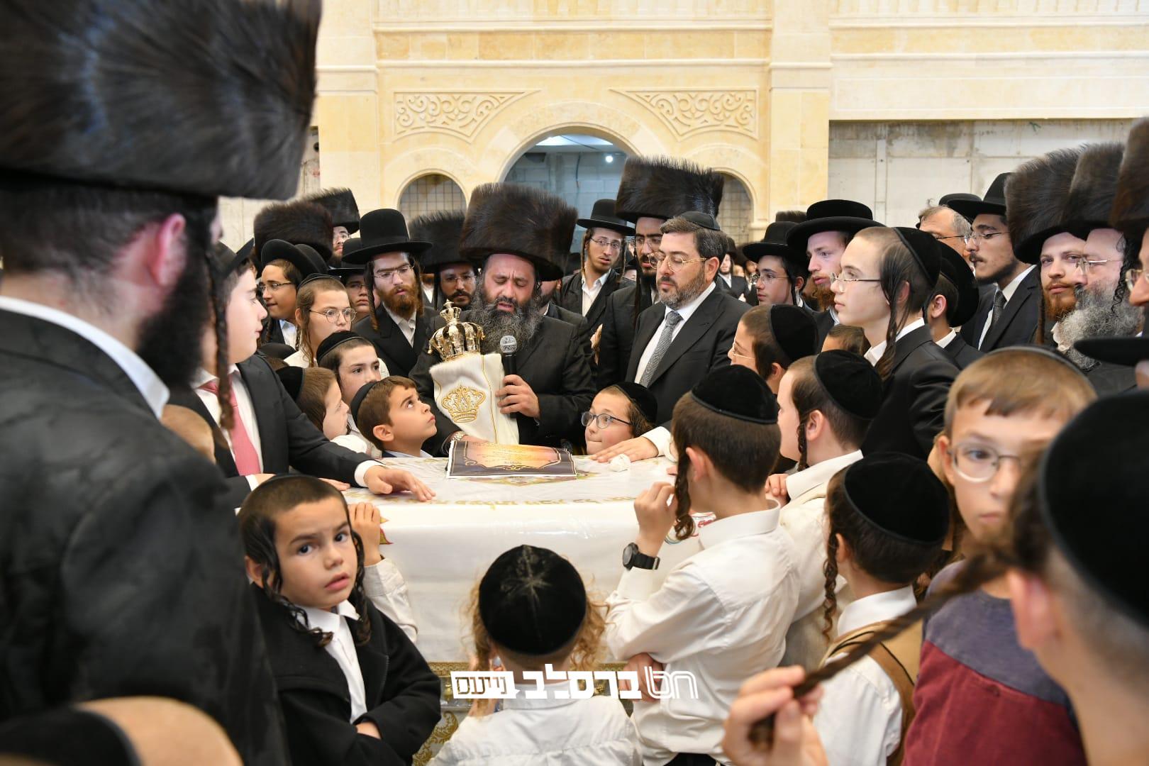 אלפים במעמד הכנסת ספר תורה ב'כולל חצות ביתר' | צפו