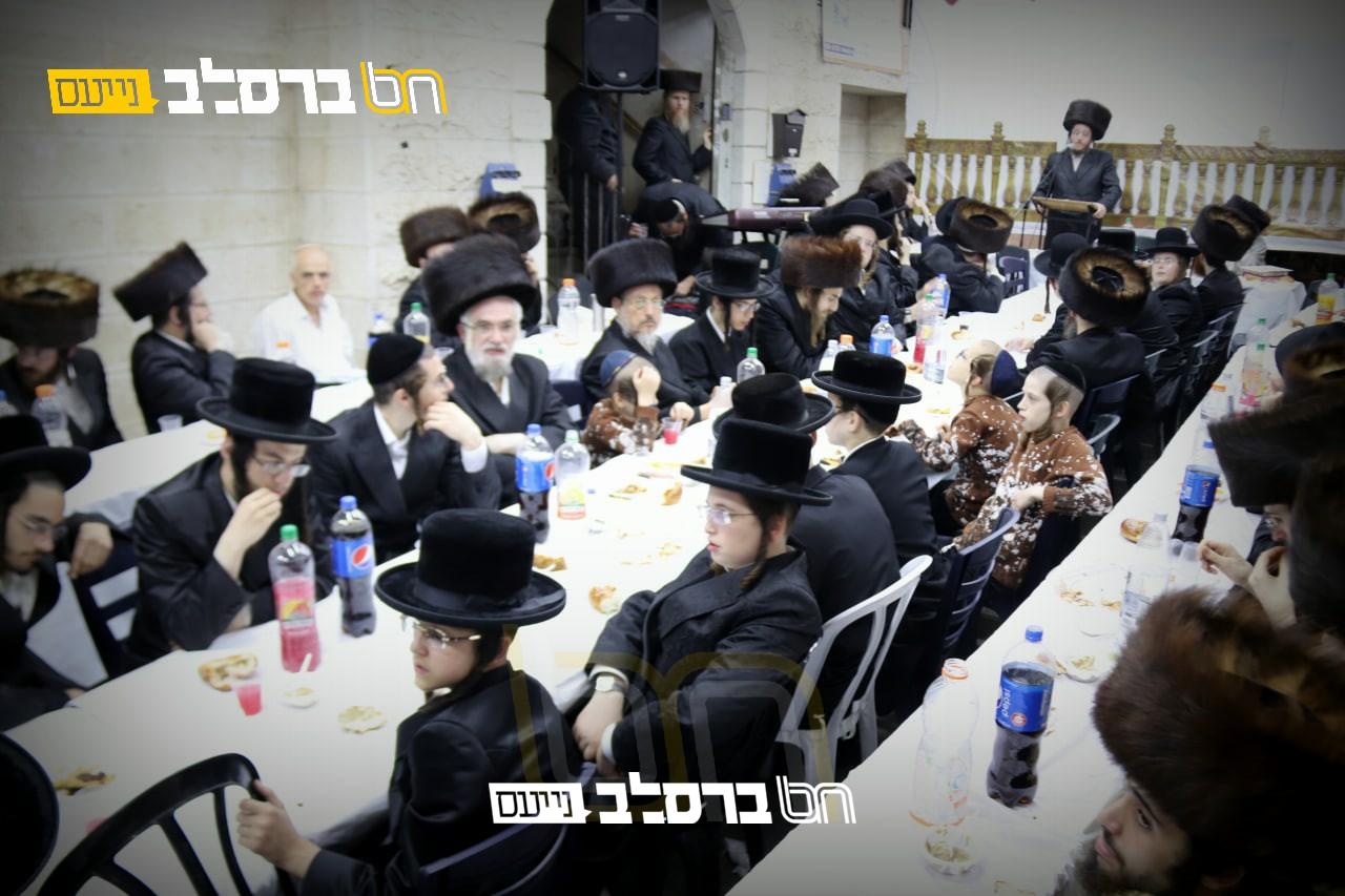 מאות בסוכת קהל 'נועם השם' בהילולת רבינו הקדוש | צפו