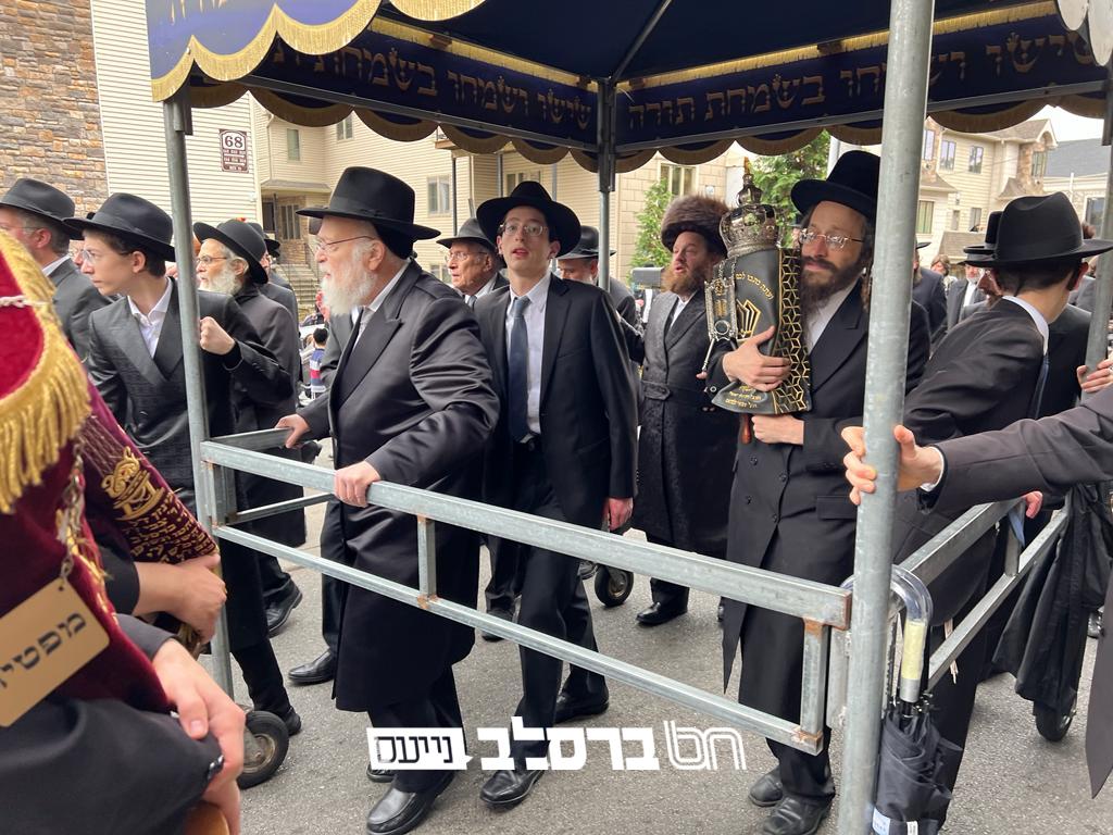 מאנסי • הכנסת ספר תורה בבית הכנסת 'ברכת הנחל'