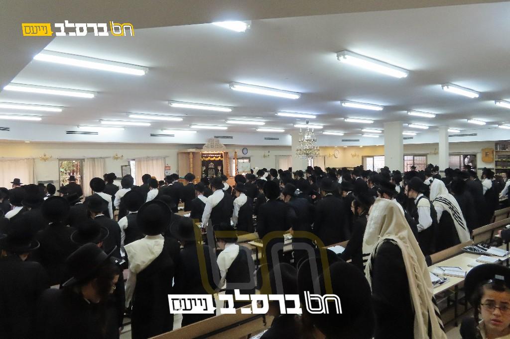 בית שמש • מאות בחורים מאנ"ש התאספו לתפילה בכח | צפו