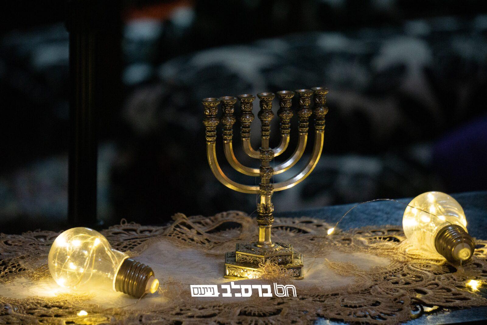 חנוכה • ליקוטי הלכות אויף חנוכה מיט הביאור אויף אידיש |↓