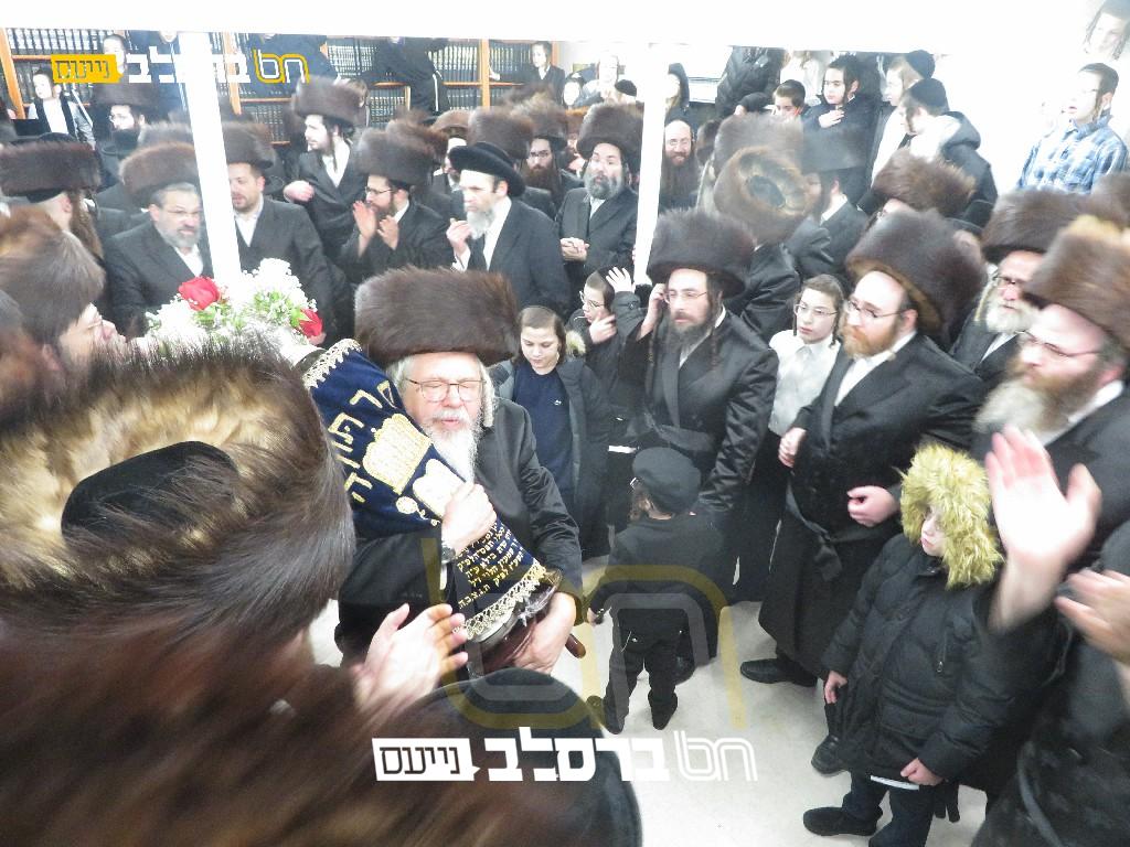 ארה"ב • הכנסת ספר תורה ב'מעינות הנחל' מאנרא | גלריה