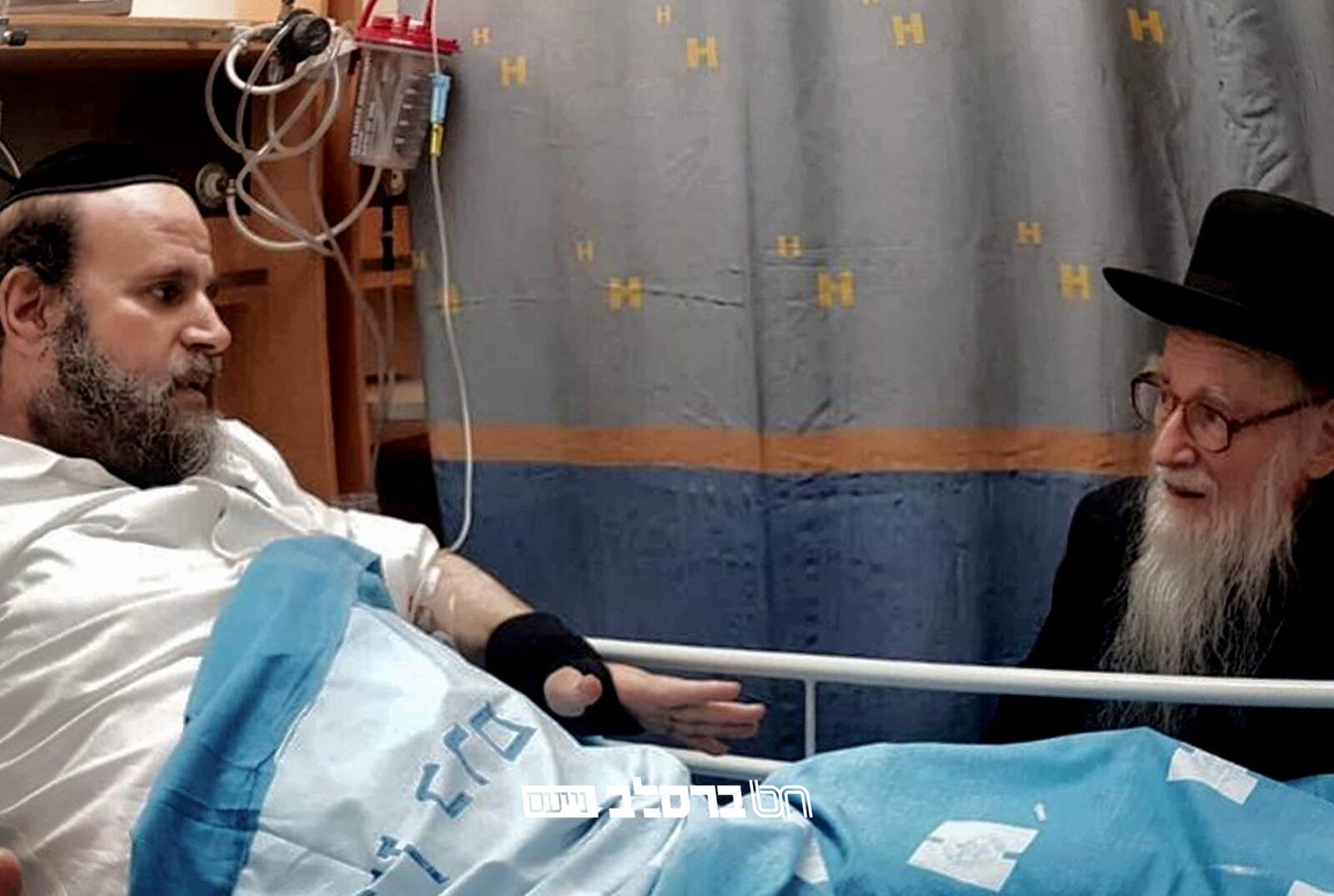 בִּקּוּר חוֹלִים • הגר"נ ליברמנש מבקר את בנו שהוטס ארצה