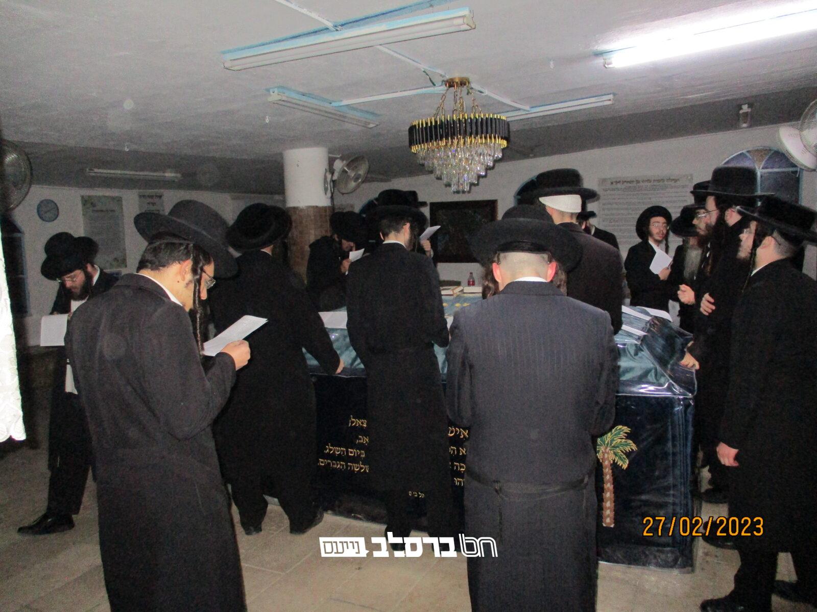 מעמד תפילה בקברי צדיקים למען בית החיים באומן