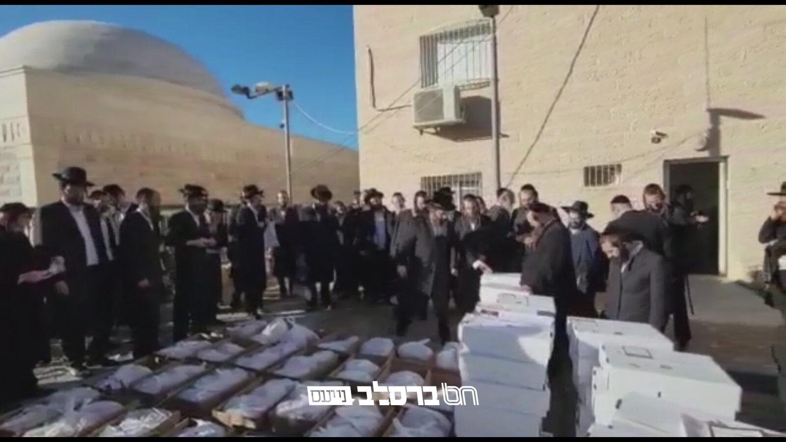 ביתר • חלוקת 'קמחא דפסחא' בכולל חצות ביתר | צפו