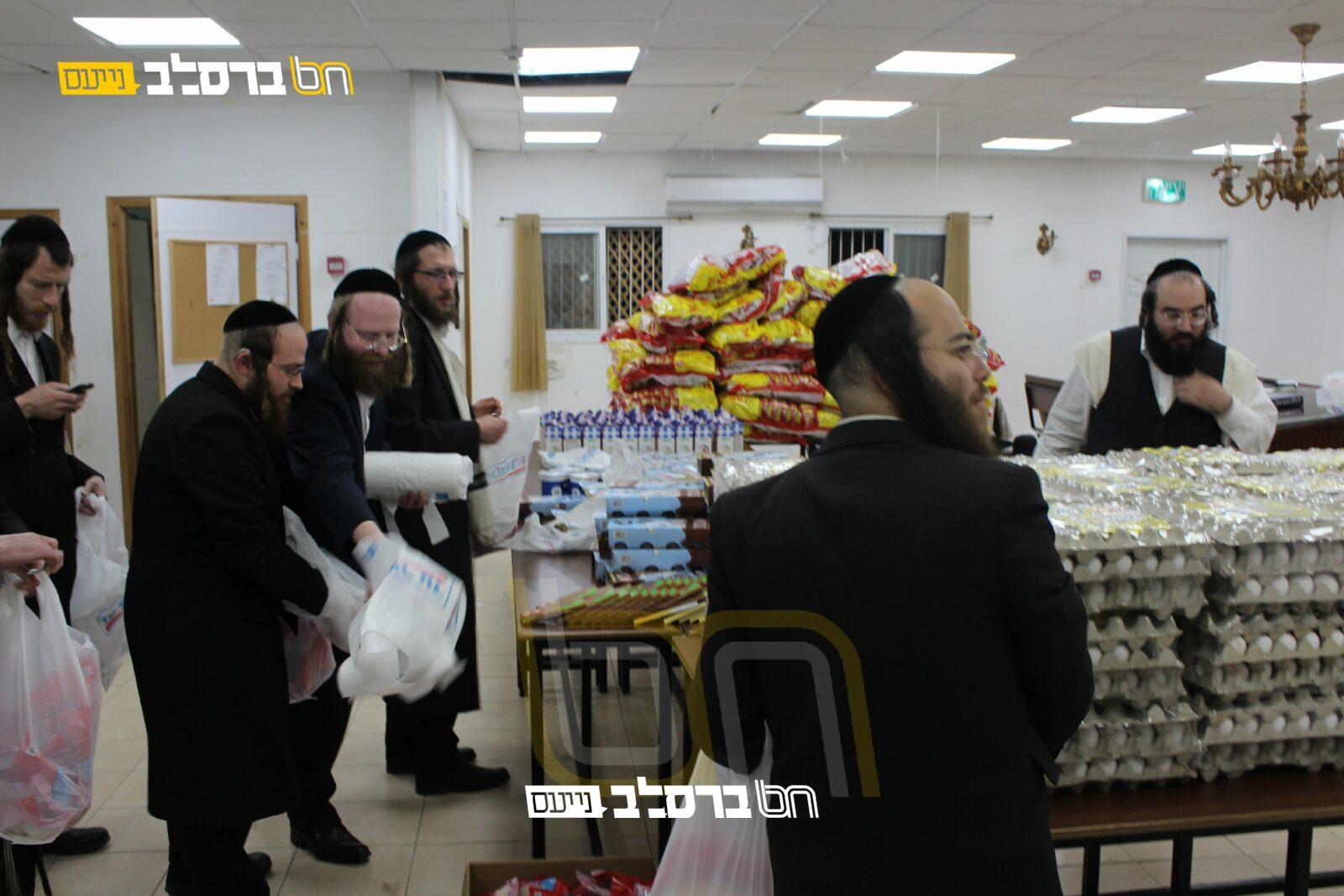 הר יונה • חלוקת 'קמחא דפסחא' לבני הקהילה