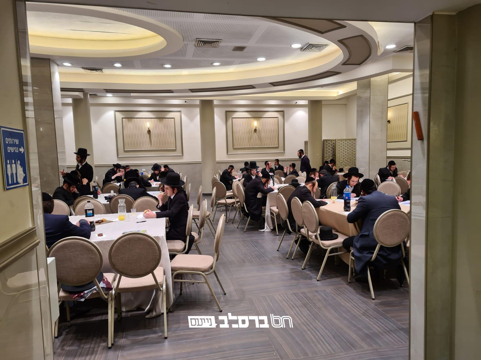 לטייל בתורתו: מאות איש במבחן מעמיק |גלריה