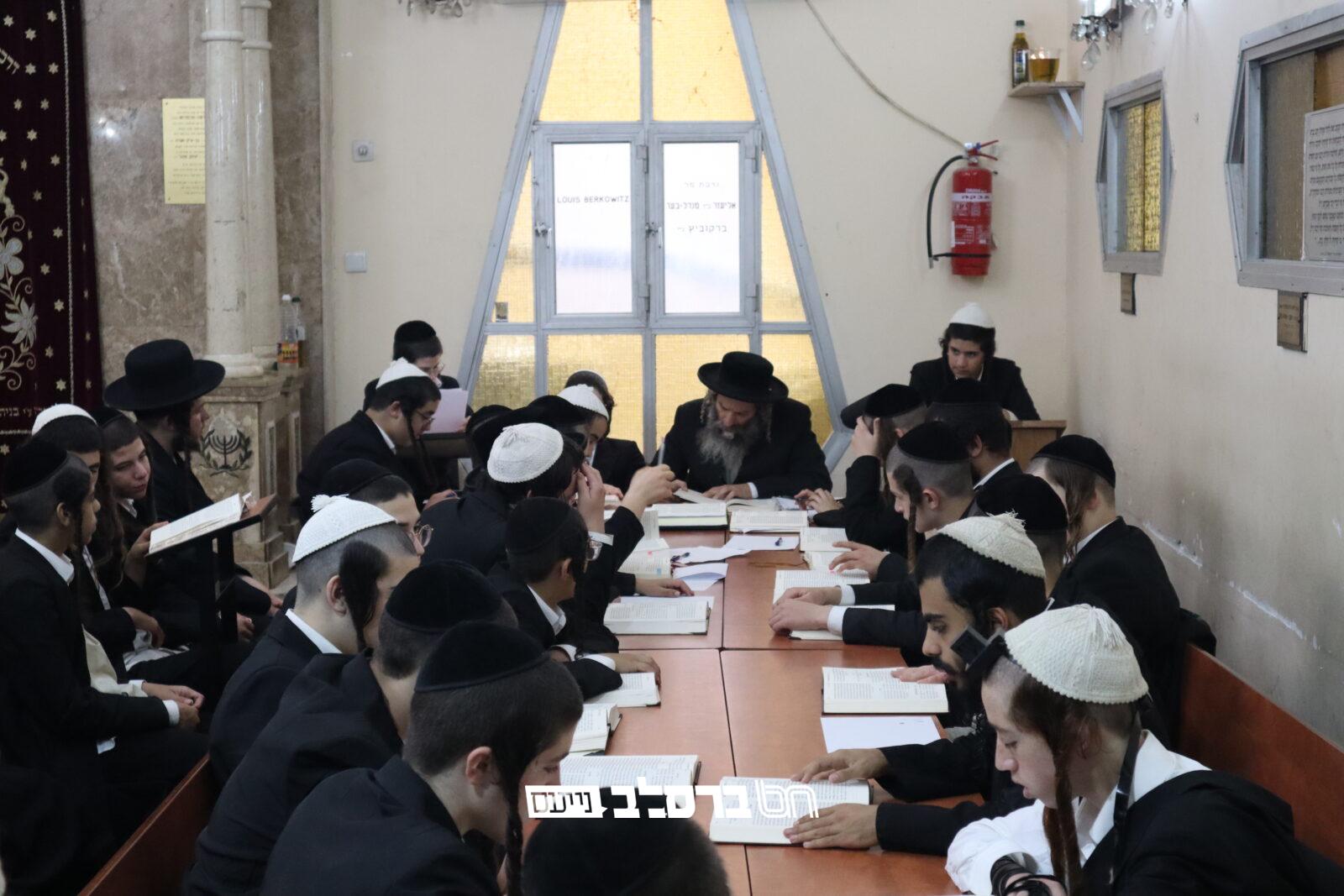 תל אביב • היכל של קדושה בלב הים הסוער
