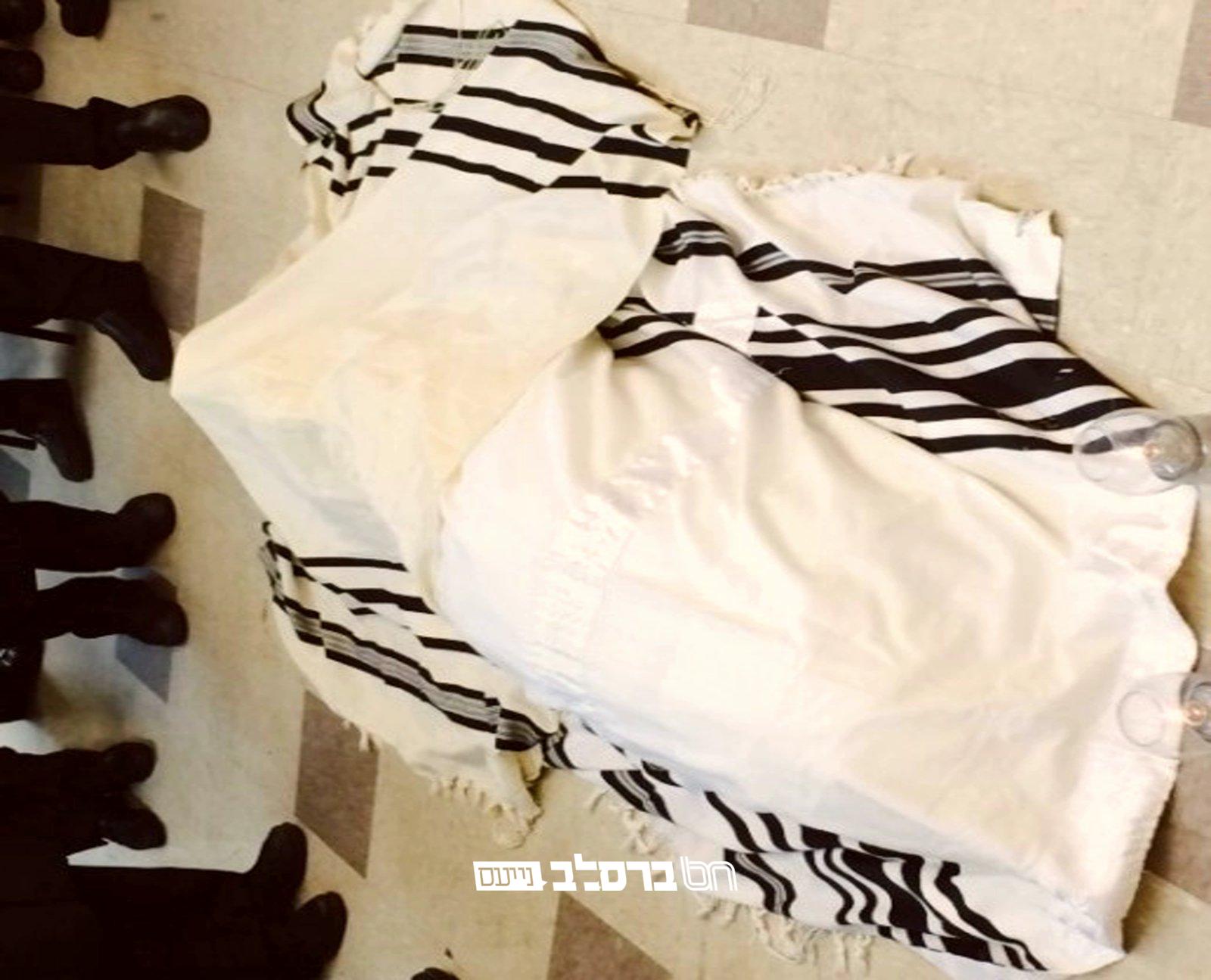 שערורייה: מיטתו של הרב בן ציון רוזנפלד טרם הגיע לקבורה | מתעדכן