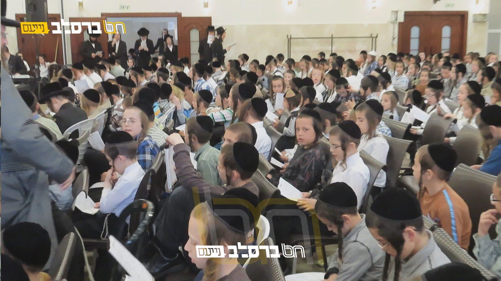 'דעם רבינס ליכט' • מאות ילדים בסיום 'סיפורי מעשיות' |◄