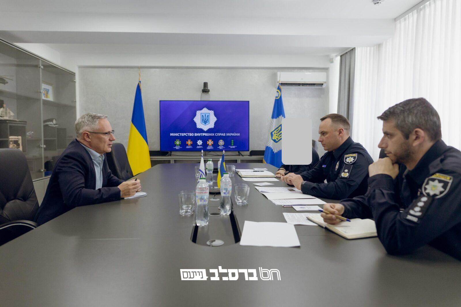 אוקראינה • סגנית שר הפנים: הצבא הרוסי מפגיז מדי יום