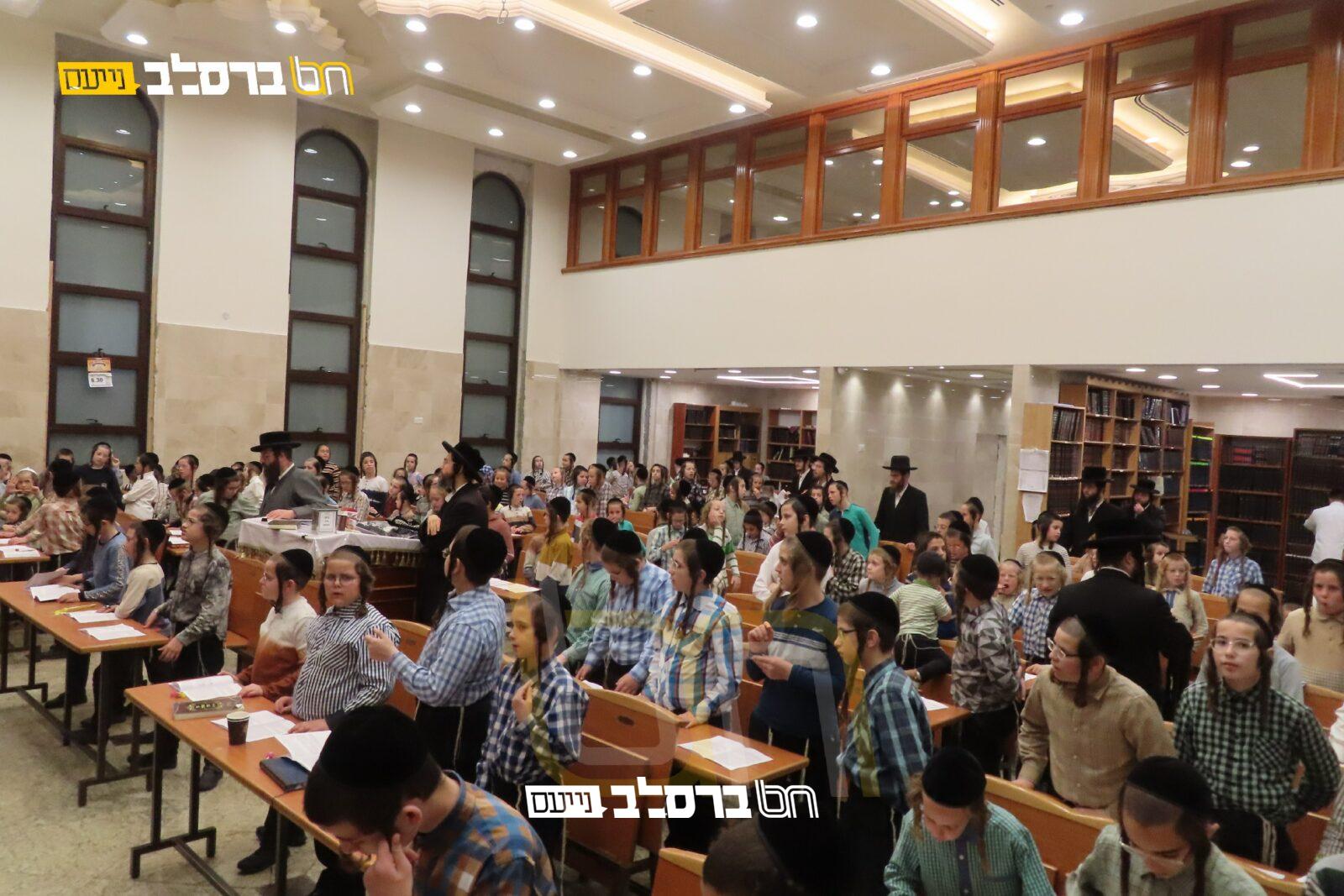 מאות בתפילת התשב"ר למען קיום הקיבוץ באומן |◄