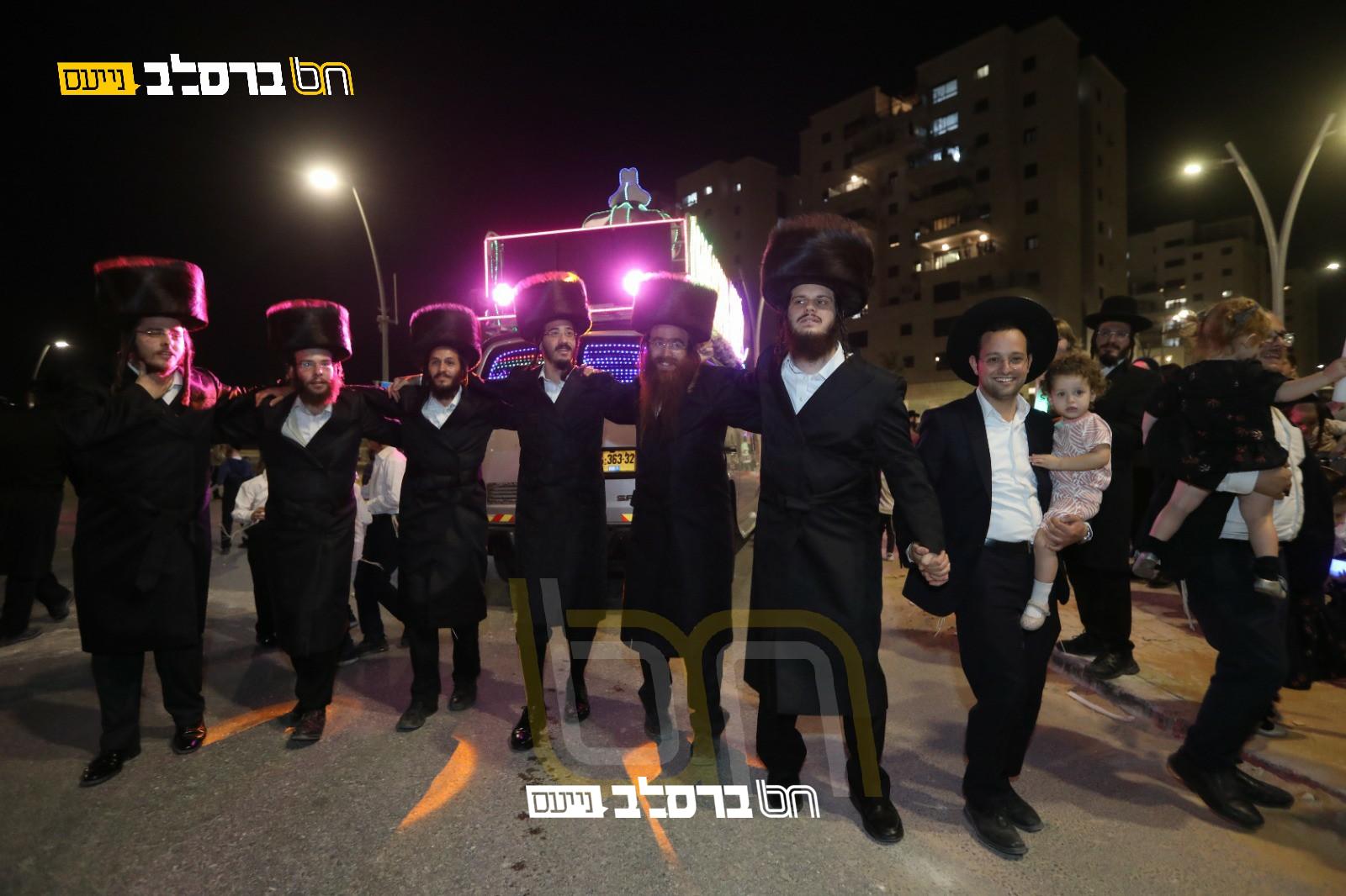 בית שמש • הכנסת ספר תורה לבית הכנסת המרכזי דחסידי ברסלב רמה ד' | הכונו