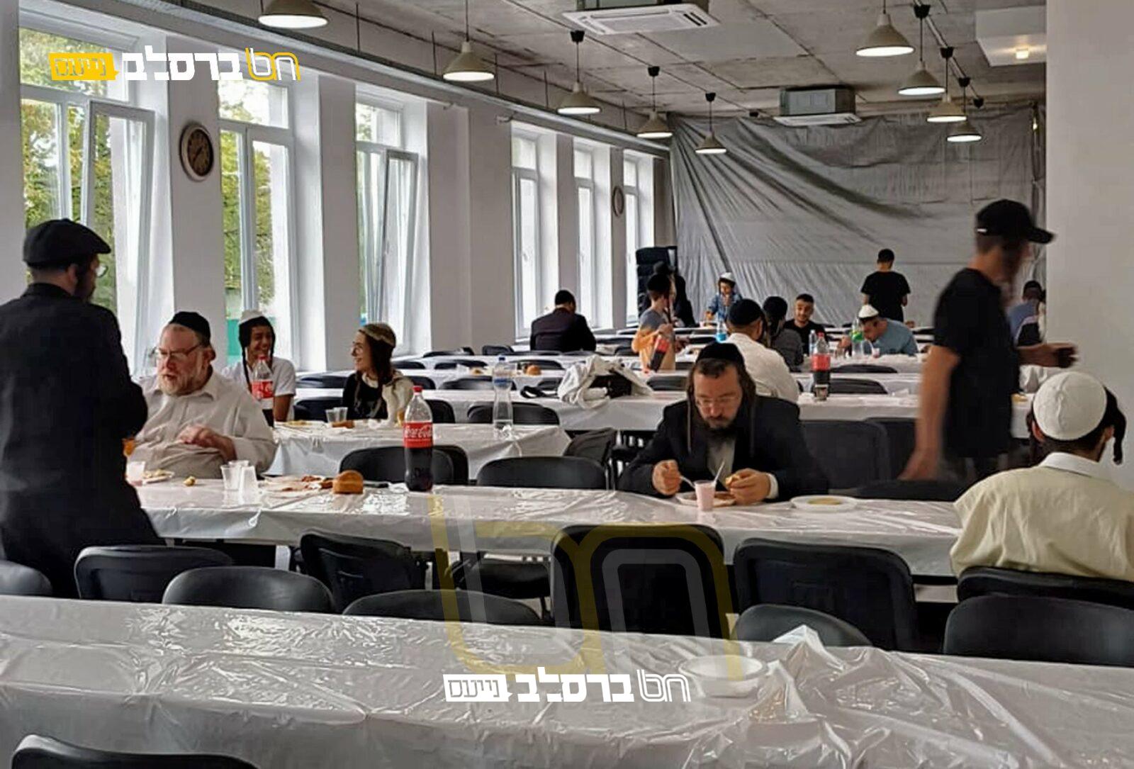 אומן • הכנסת אורחים 'פעדער' פתח את שעריו |◄