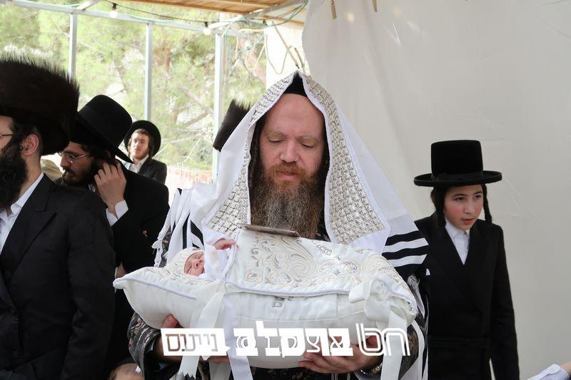 בֶּן שְׁמוֹנַת יָמִים • ברית לבנו של הרב שלמה הנדלר