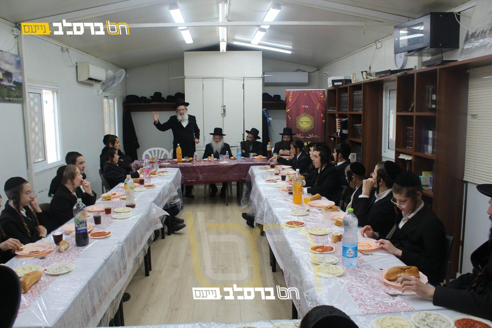 אחיעזר • מסיבת חנוכה עם הגר"ש טייכנר בישיבת 'מאורי אור'