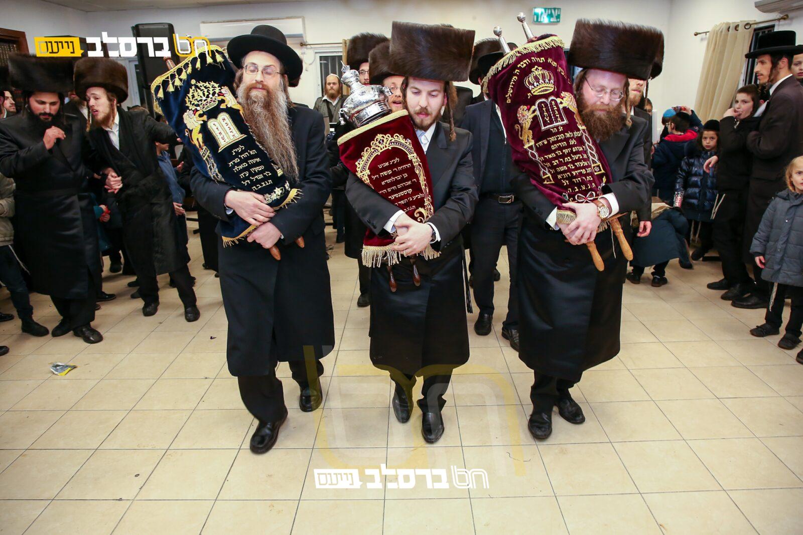 הר יונה • הכנסת ספר תורה ב'נחלת הצדיק' |◄