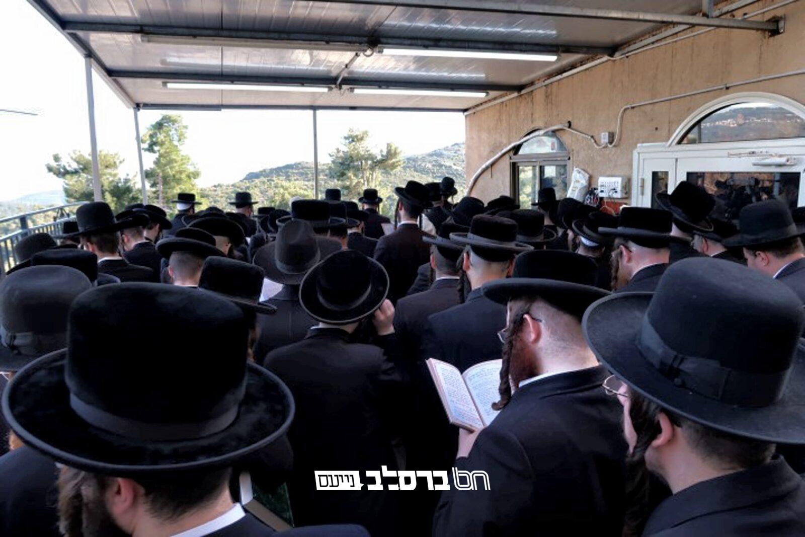 קרן אור • אברכים ובחורים במסע לקברי צדיקים בצפון