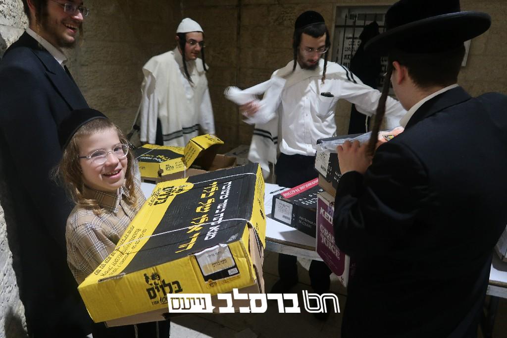 'נחלי דעת' • חלוקת קמחא דפסחא למשפחות הקהילה