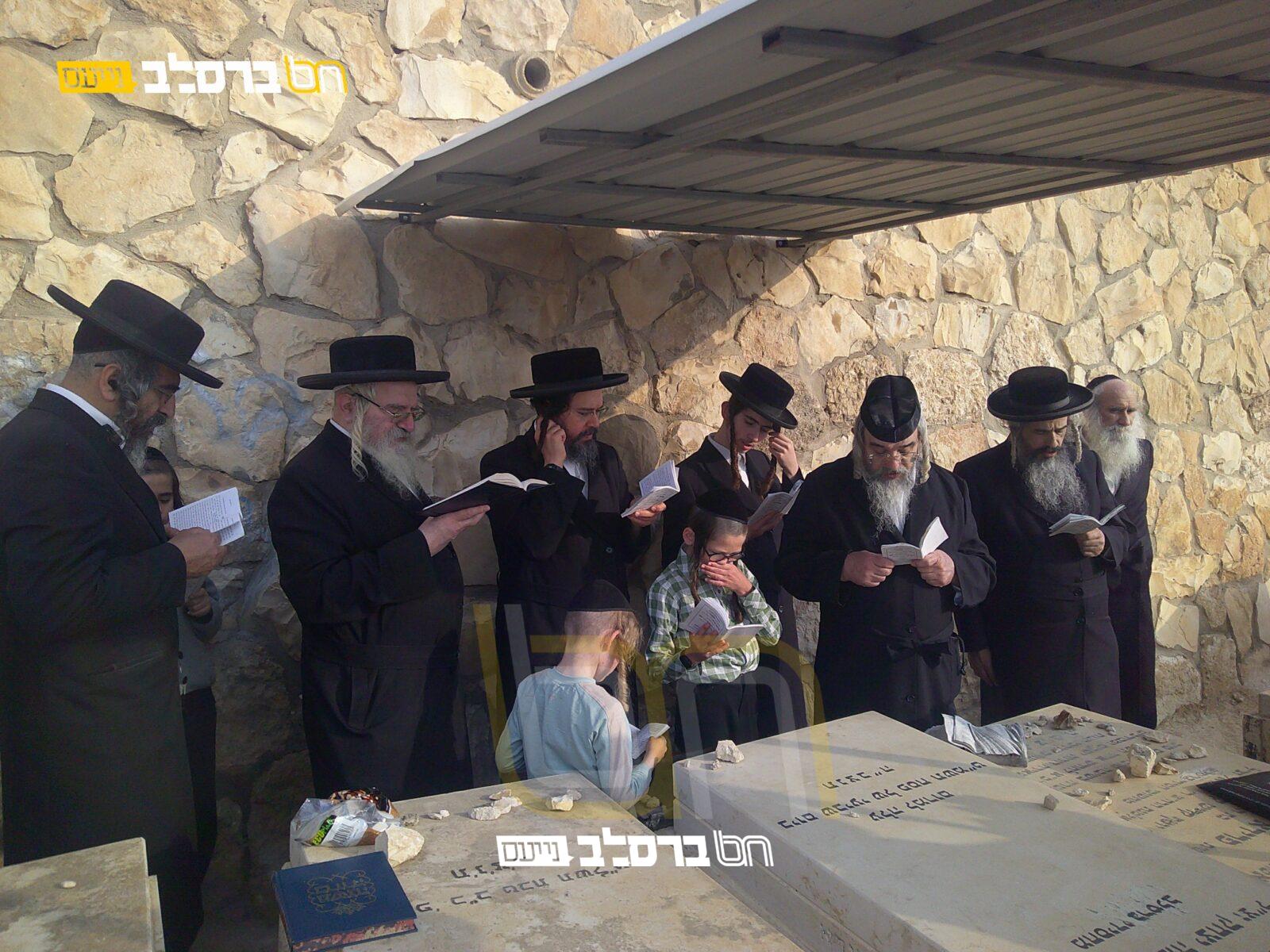 עֲלִיָּה לְקִבְרוֹ • רבים עלו לפקוד את ציון רבי שמואל שפירא