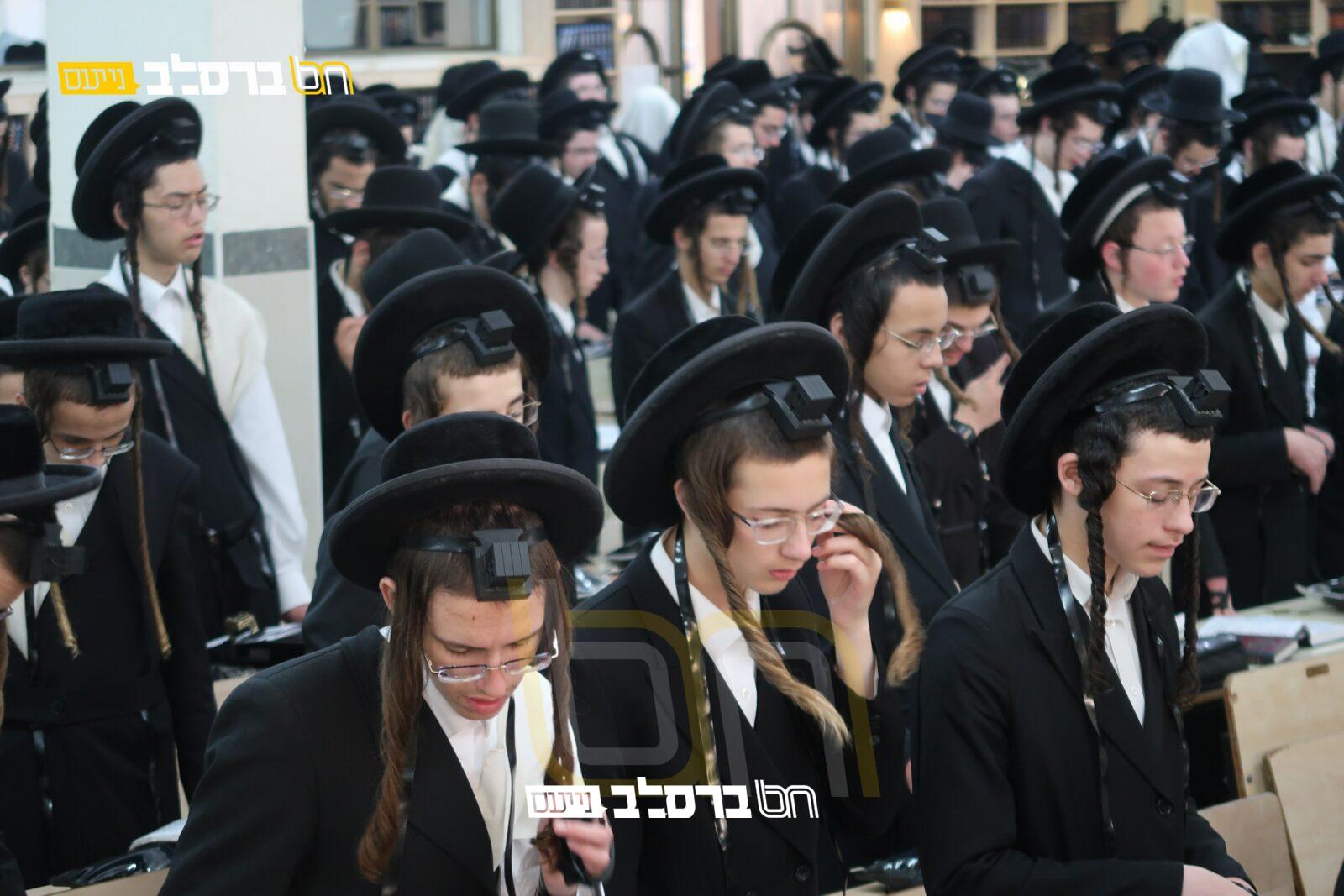 בית שמש • מאות בחורים במעמד תפילה בכח |◄