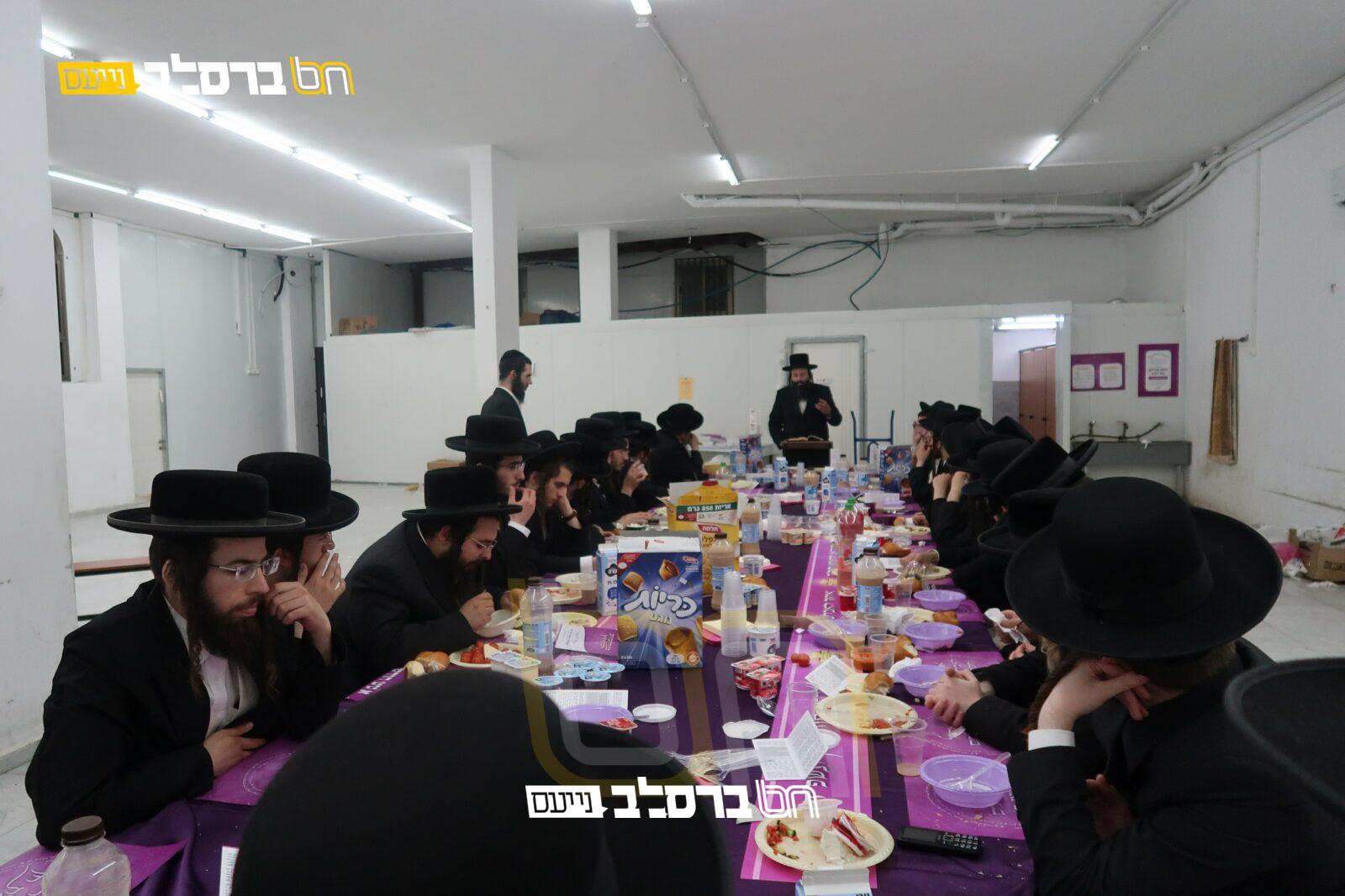 בית שמש • סעודת ר"ח והכנה לשבועות לאברכים צעירים ב'נחלת חן'