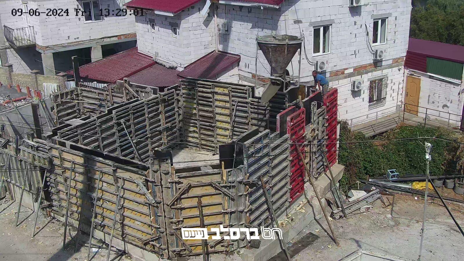 קיבוץ תשפ"ה • בניית בניין 'הכנסת האורחים' באומן בשיאה